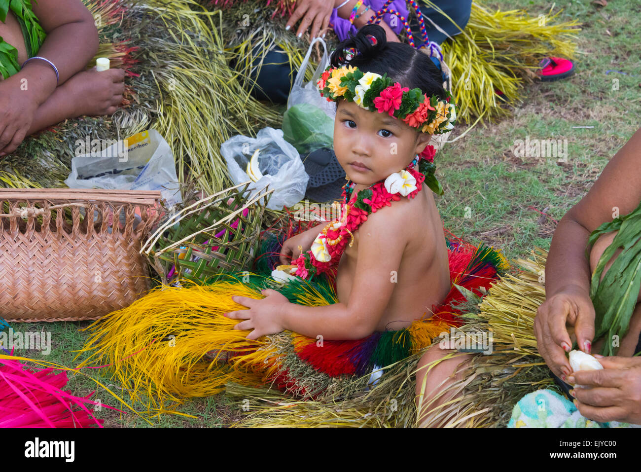 Poco Yapese ragazza in abiti tradizionali a Yap Day Festival, Yap Island, Stati Federati di Micronesia Foto Stock