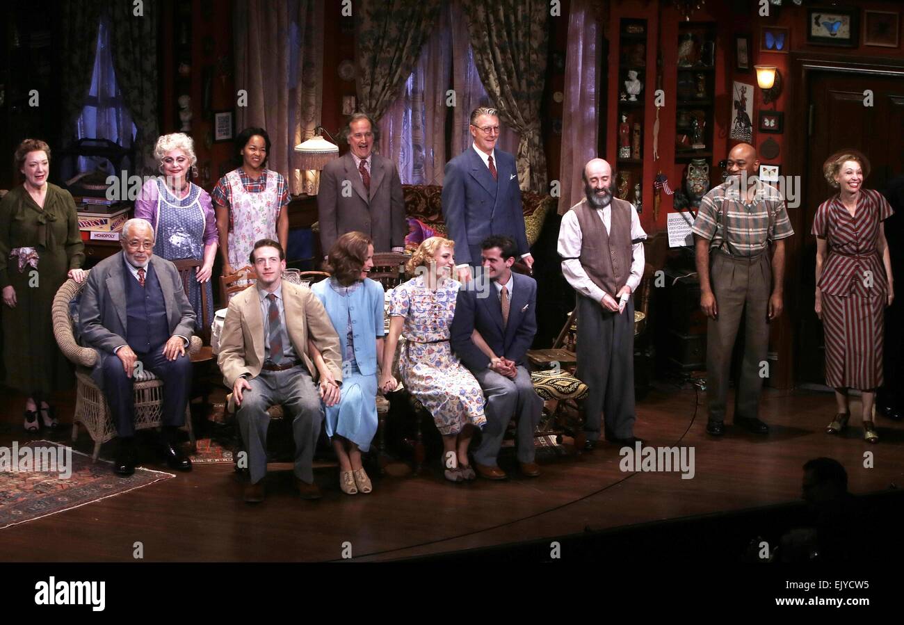 Serata di Apertura che non puoi portare con te al Longacre Theatre - Curtain Call. Dotato di: Kristine Nielsen,Elizabeth Ashley,Crystal A. Dickinson,Mark Linn-Baker,James Earl Jones,Fran Kranz,Rosa Byrne,Annaleigh Ashford,verrà Brill,Patrick Kerr,Marc Dam Foto Stock