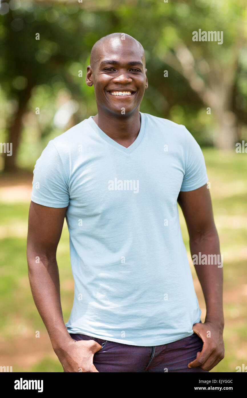 Ritratto di felice l'uomo africano all'aperto Foto Stock
