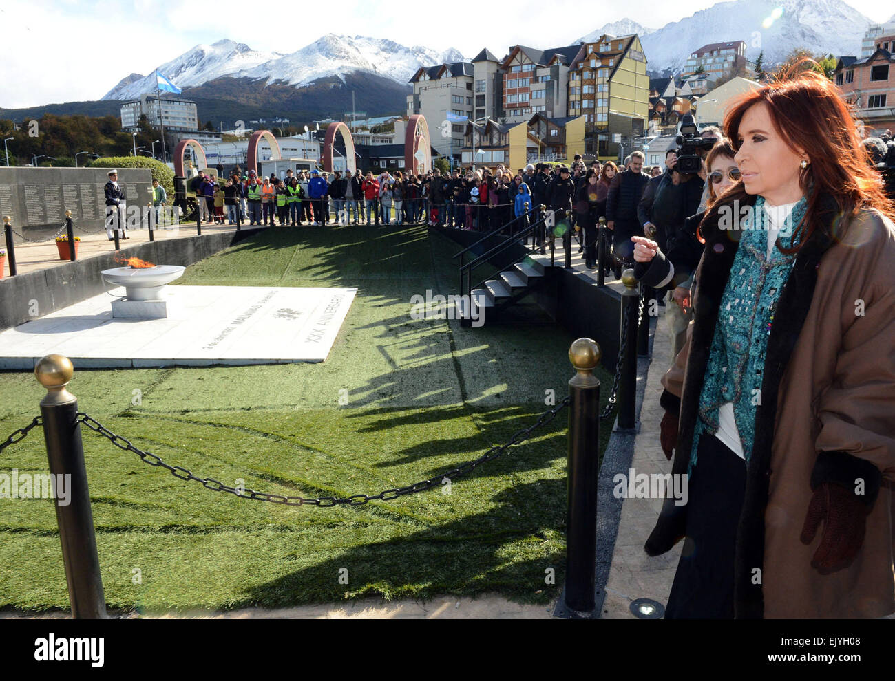 Ushuaia, Argentina. 2 apr, 2015. Argentina del Presidente Cristina Fernandez (R) prende parte ad un evento per contrassegnare la xxxiii anniversario della guerra tra Argentina e il Regno Unito, in Malvinas Square, in Ushuaia, Argentina, il 2 aprile 2015. © Presidencia/TELAM/Xinhua/Alamy Live News Foto Stock