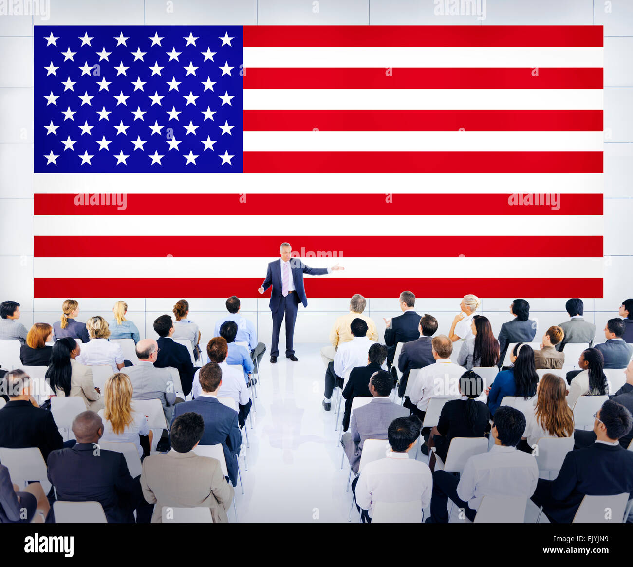 Incontro di lavoro con una bandiera americana come sfondo Foto Stock