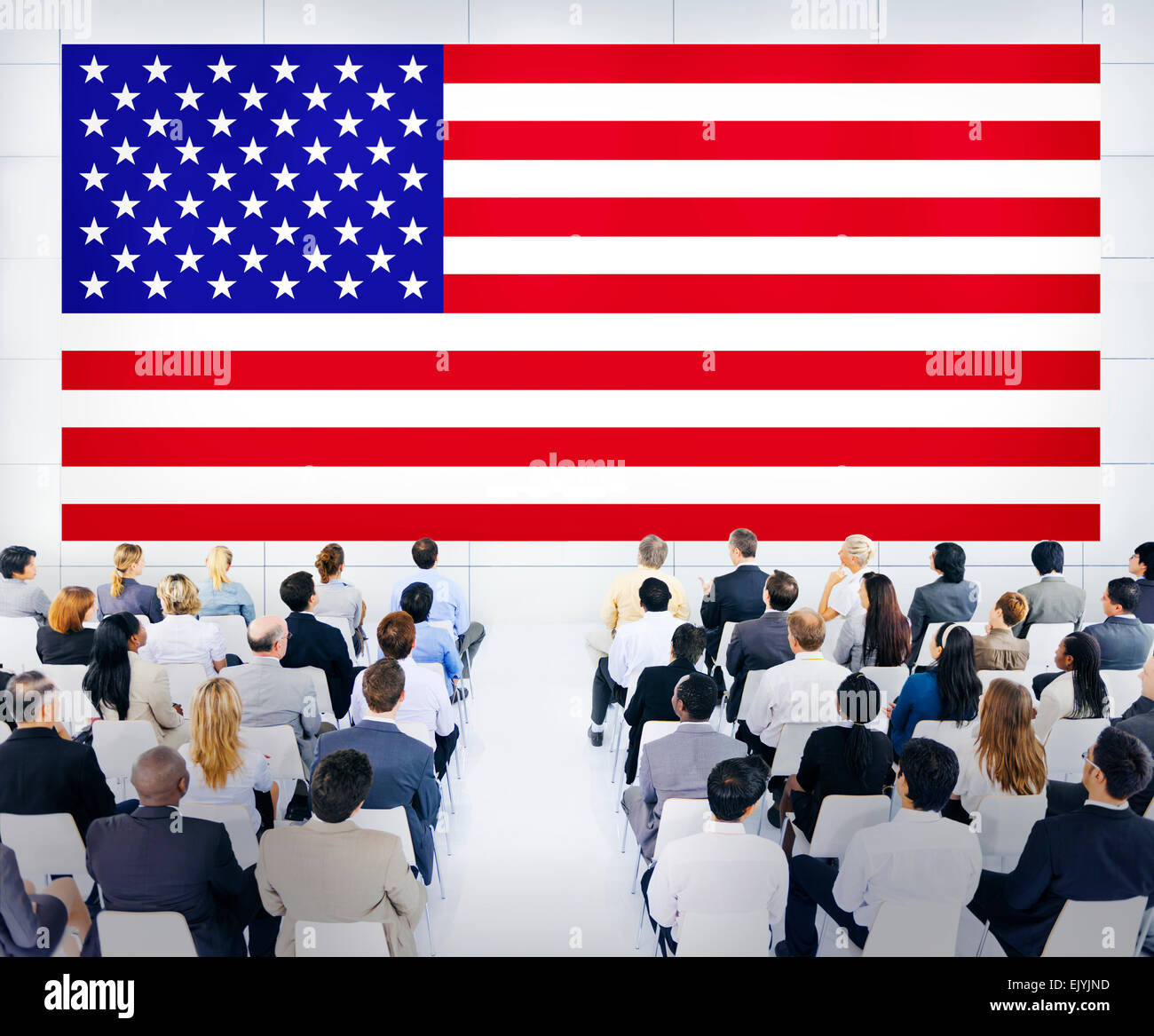Un gruppo di uomini di affari che guardando la bandiera americana Foto Stock
