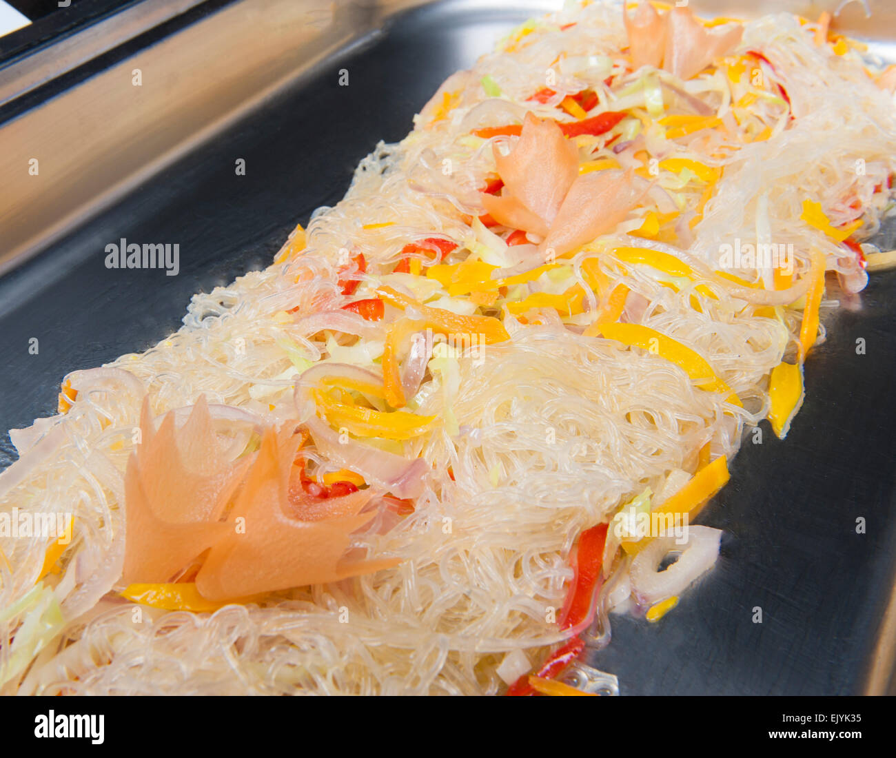 Primo piano del vetro cinese tagliatelle sul display in un hotel e ristorante a buffet Foto Stock