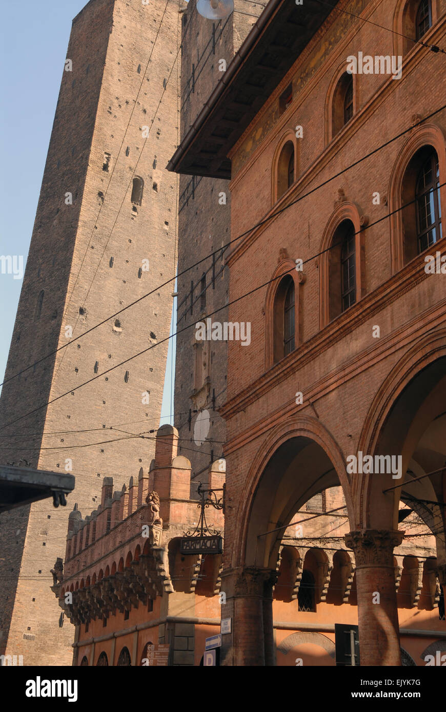 Bologna (Italia) Torre della Garisenda Foto Stock