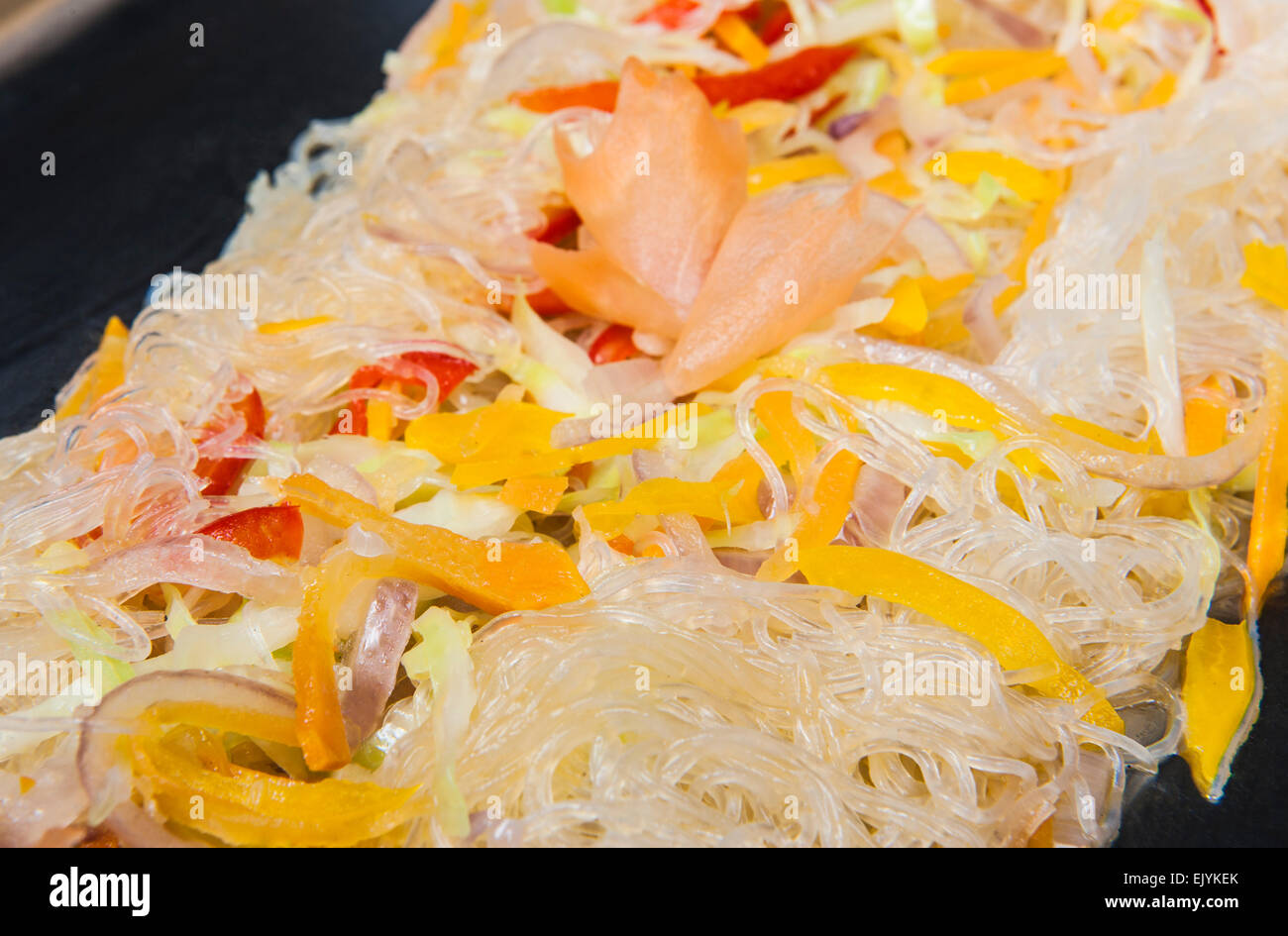 Primo piano del vetro cinese tagliatelle sul display in un hotel e ristorante a buffet Foto Stock