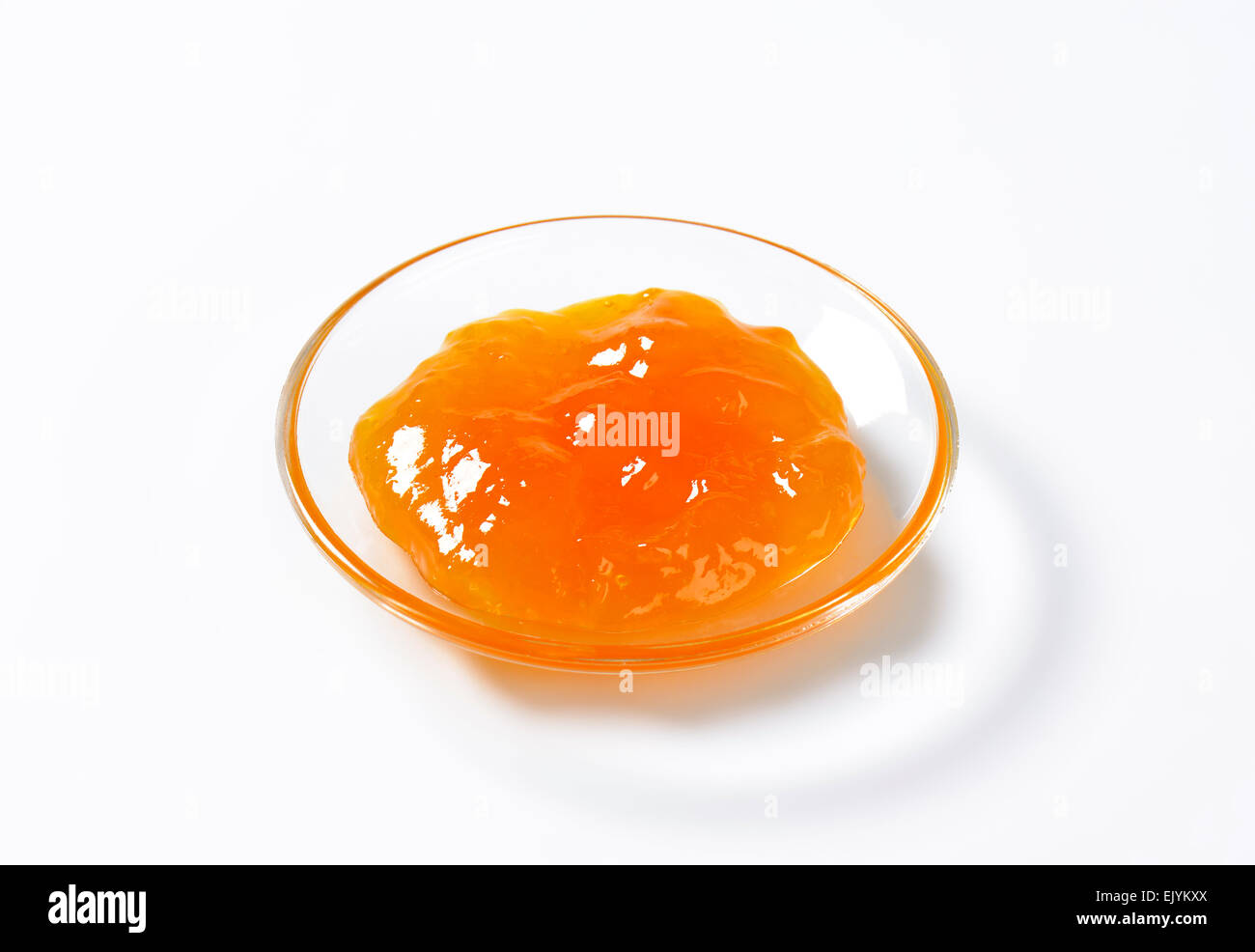 Confettura di albicocche sulla piccola piastra di vetro Foto Stock