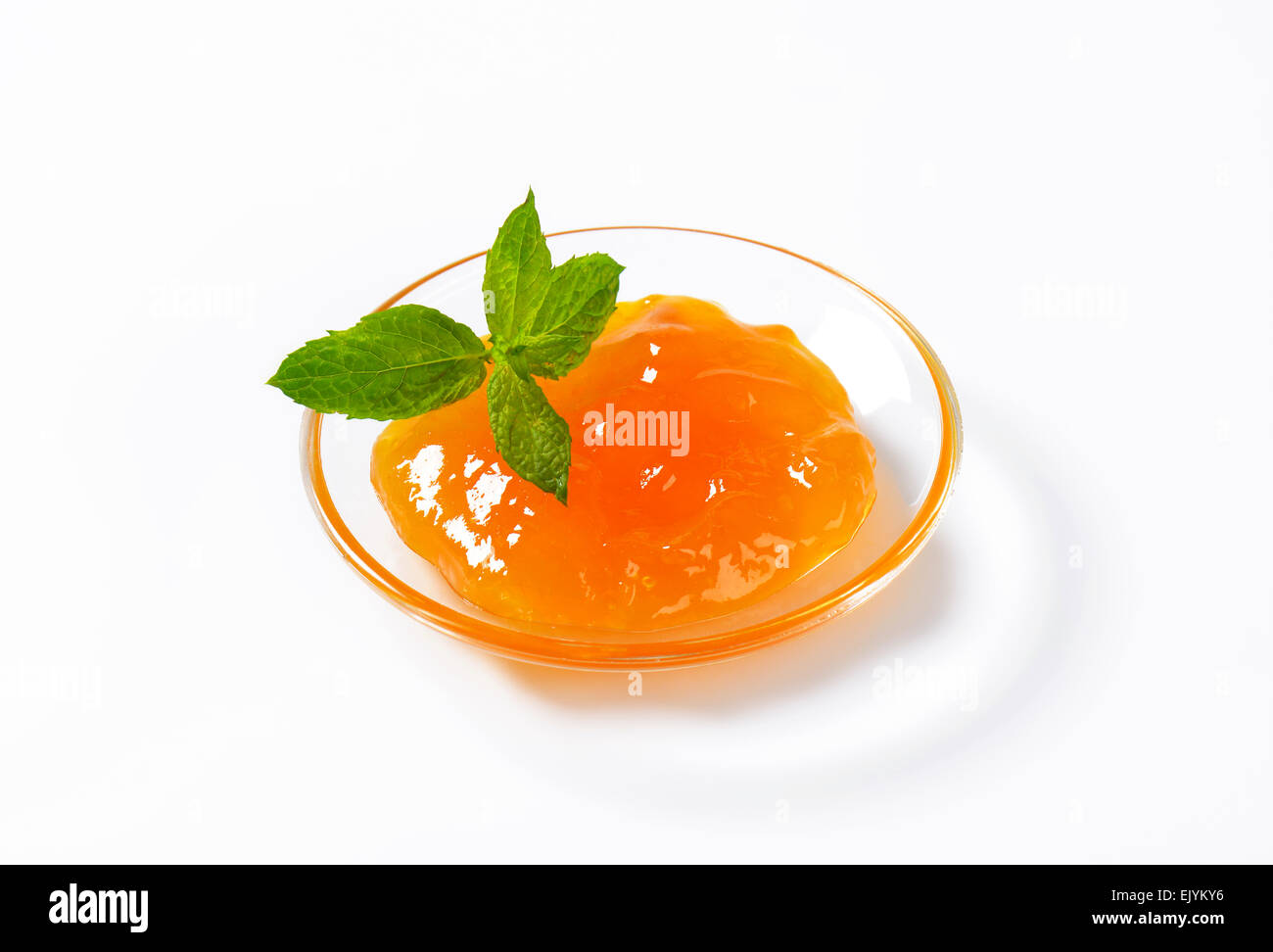 Confettura di albicocche sulla piccola piastra di vetro Foto Stock