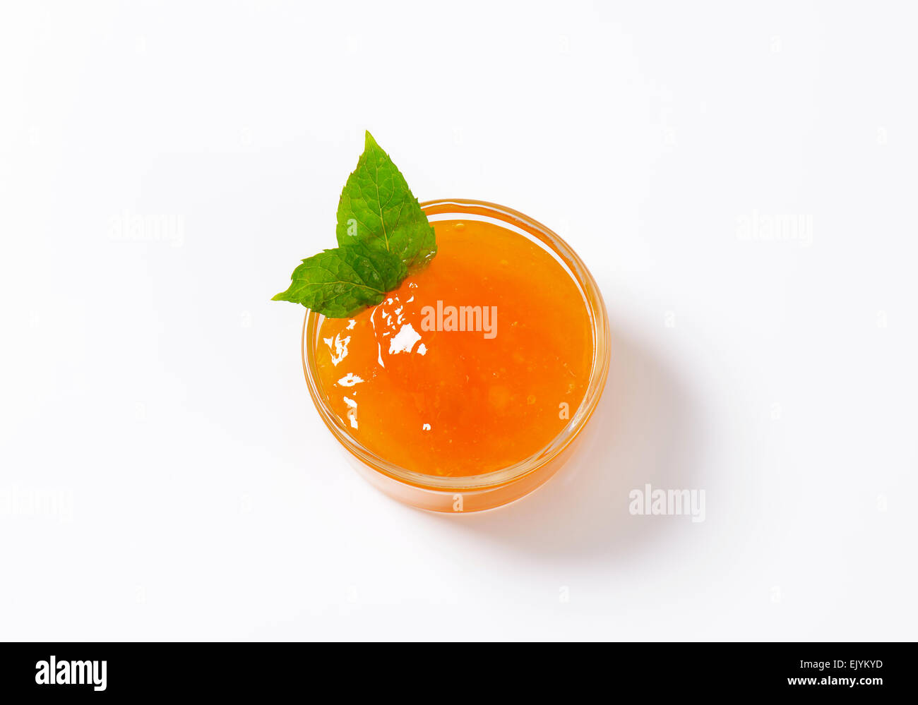 Confettura di albicocca in piccola ciotola di vetro Foto Stock