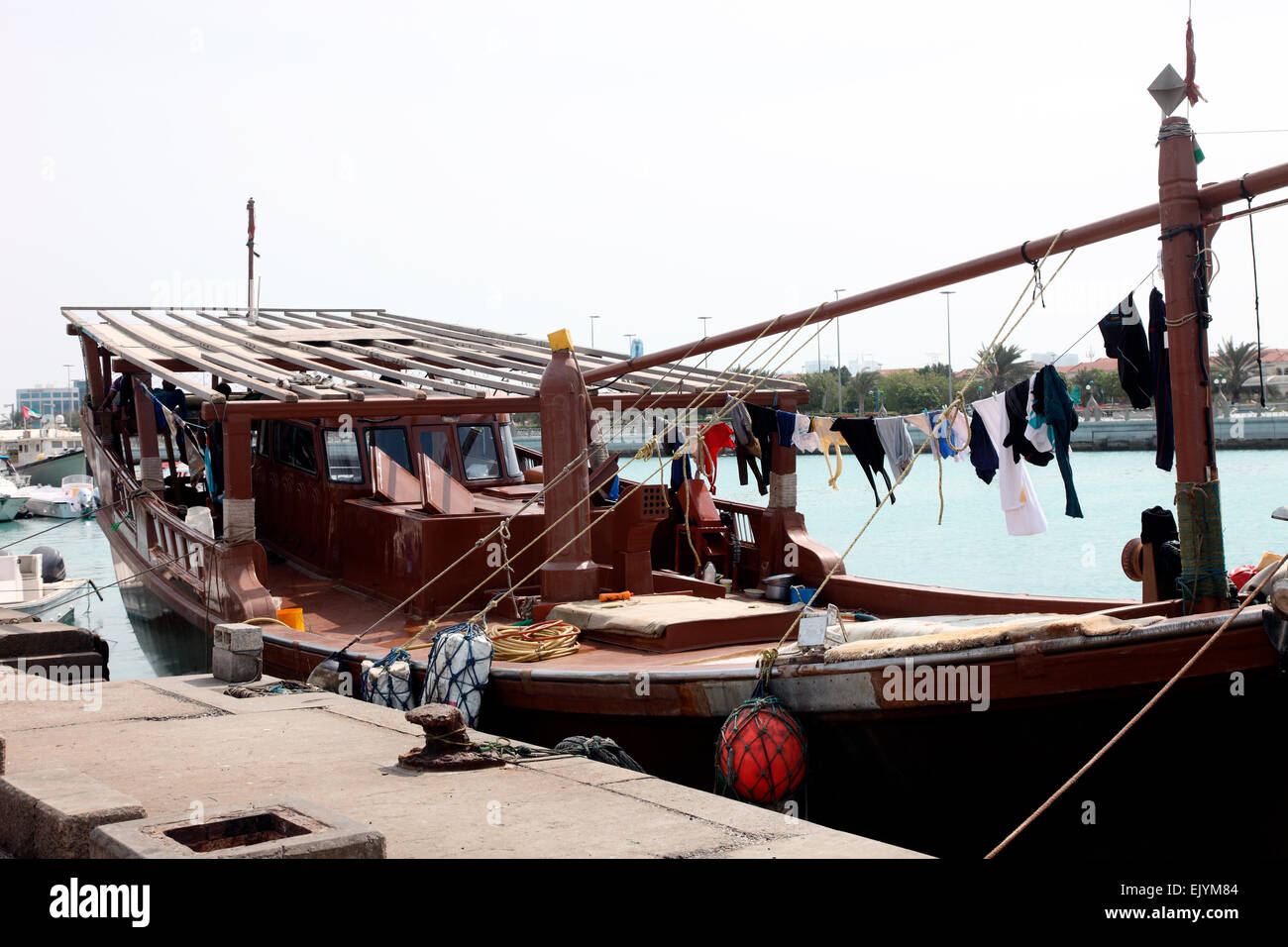 Abu Dhabi la pesca dhow con lavaggio appeso fuori.. Foto Stock