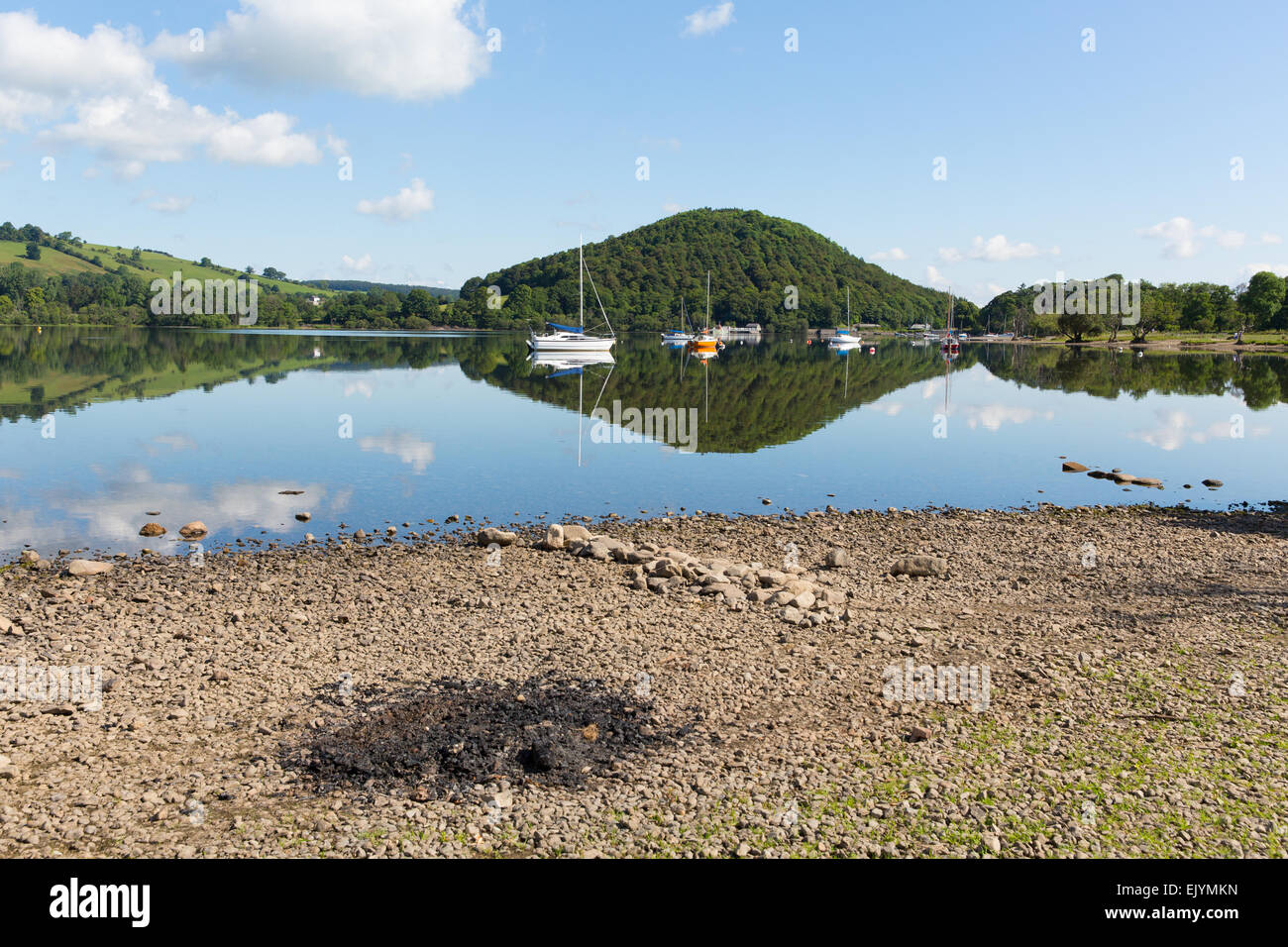 Il bel lago sulla tranquillità idilliaca mattinata estiva con barbecue barbecue ceneri da notte prima Foto Stock