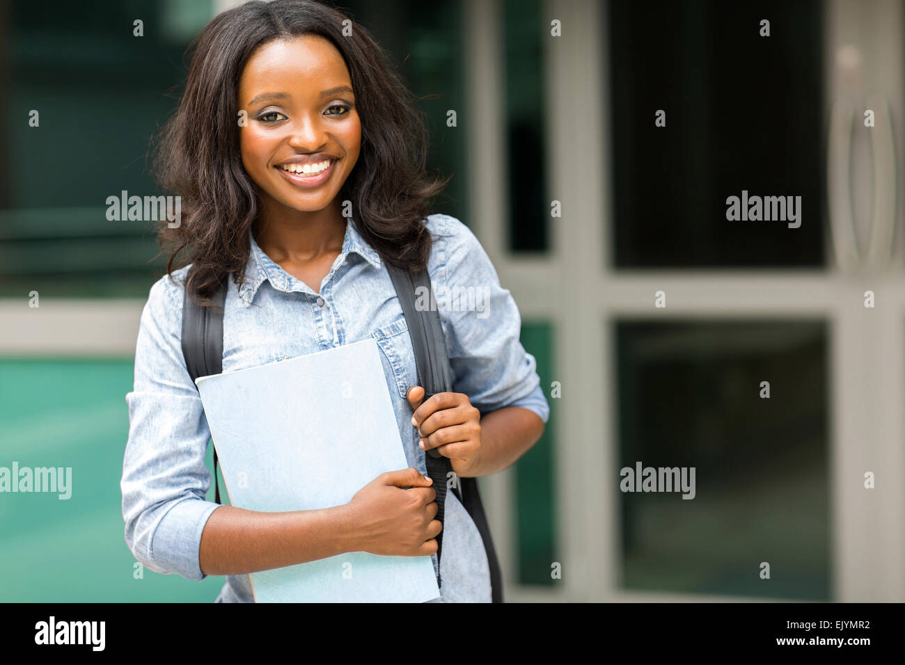 Femmina attraente Afro American studente libri di contenimento Foto Stock