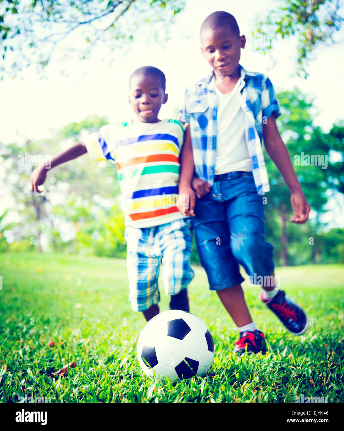 I bambini africani la riproduzione di esercizio il concetto di calcio Foto Stock
