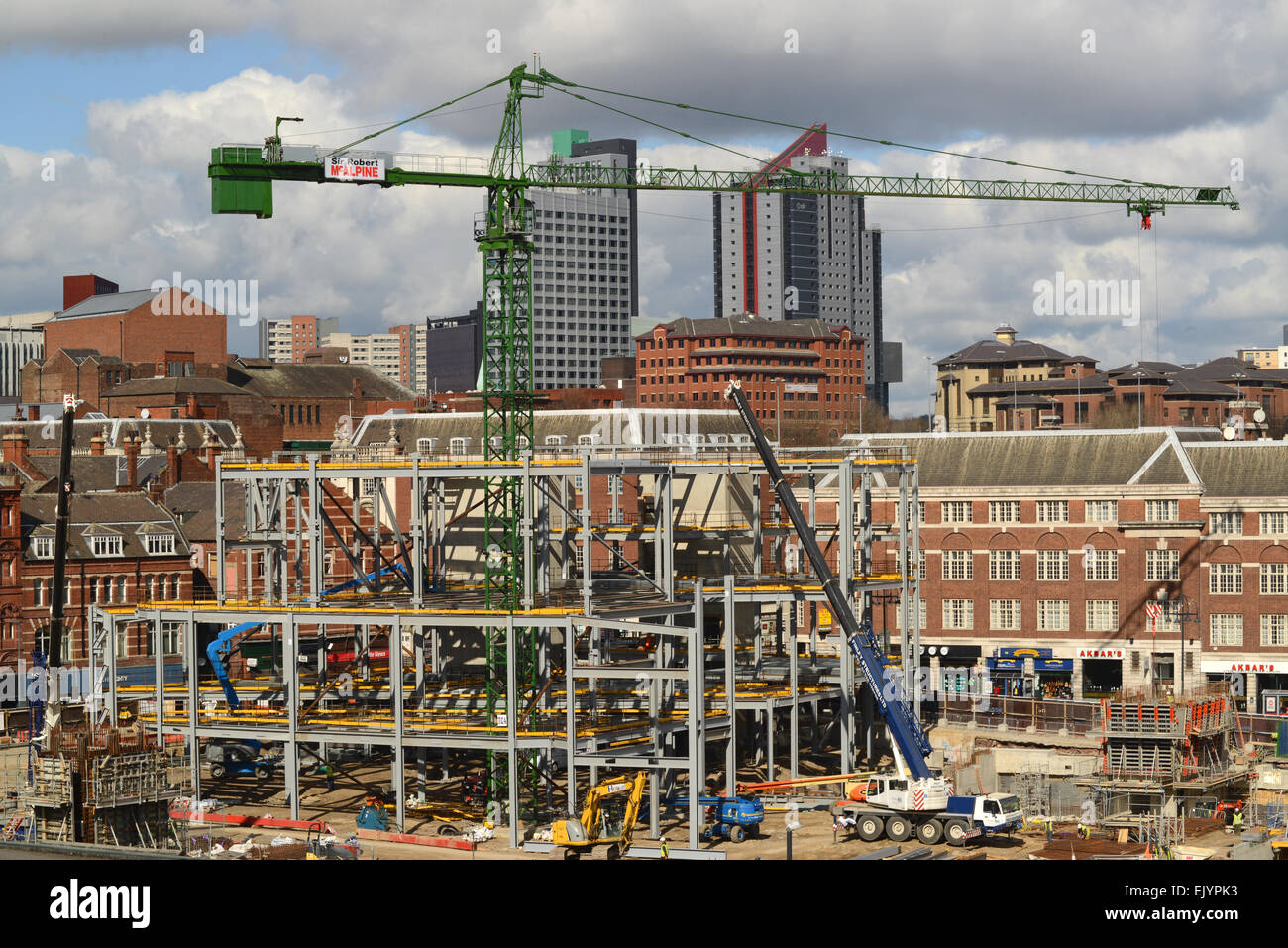 Gru edili sul sito di Victoria Gate il complesso shopping Leeds Regno Unito Foto Stock