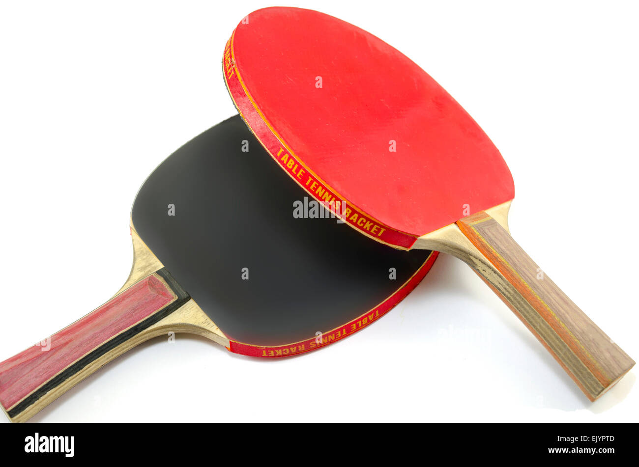 Due tavoli da ping pong racchette uno sulla sommità dell'altro isolato su bianco. Una paletta è rosso e l'altra è nero Foto Stock