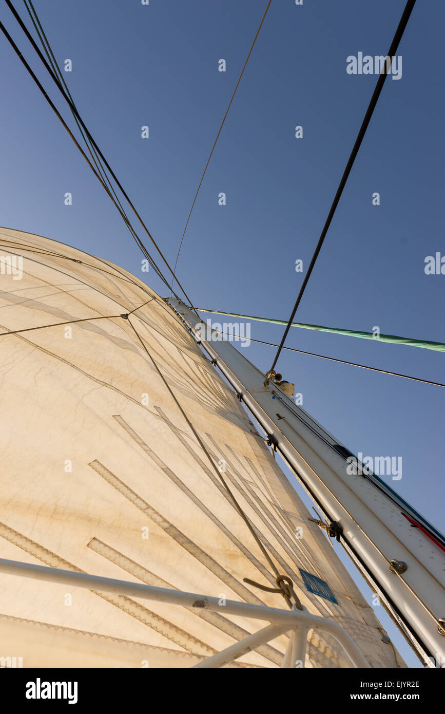 Montante, vela e manovre su uno yacht contro un cielo azzurro Foto Stock