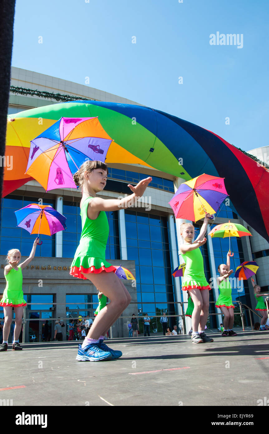 ORENBURG, regione di Orenburg, RUSSIA, 1 giugno, 2014 anno. Le ragazze effettuata una danza con ombrelloni Foto Stock
