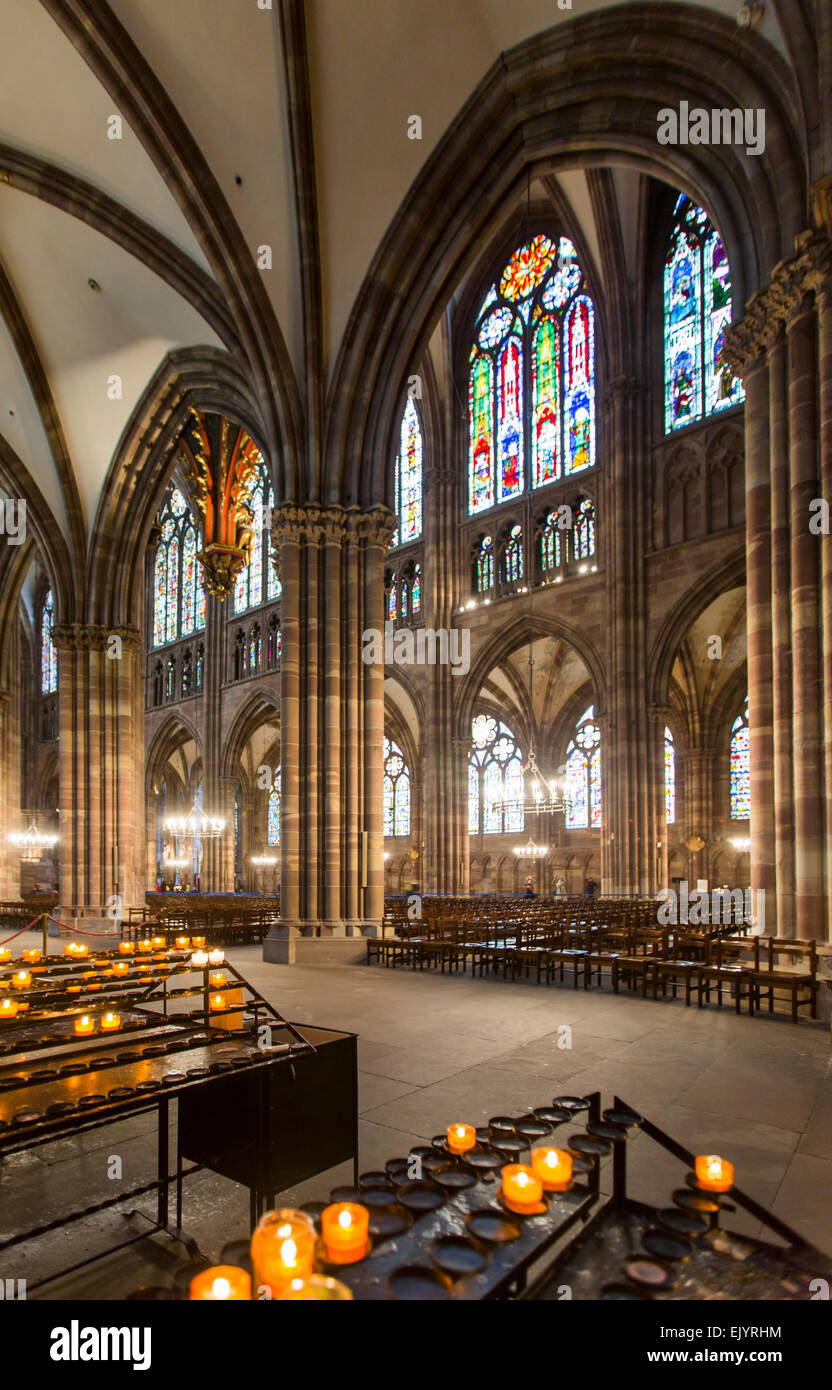 Interno della cattedrale di Notre Dame della cattedrale di Strasburgo, Francia Foto Stock