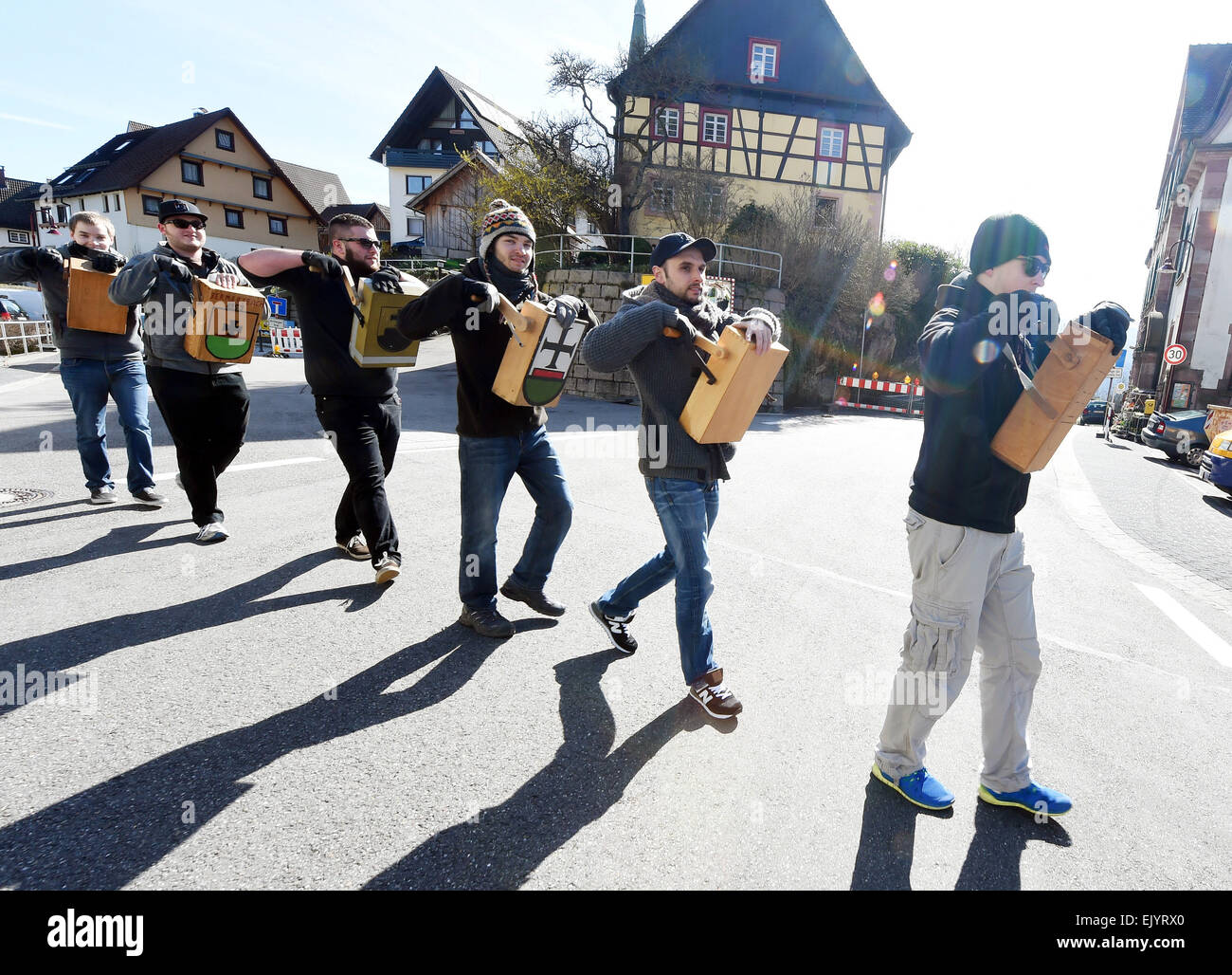 Bermersbach, Germania. 03 apr, 2015. Giovane uomo producono un suono simile a un battito con i loro dispositivi di legno, riprendendo un'antica tradizione in Bermersbach, Germania, 03 aprile 2015. Dal Giovedì Santo al Sabato di Pasqua in questi suoni di battito sostituirà il suono delle campane della chiesa in molte parrocchie cattoliche. Le dure, spiacevoli suoni simboleggiano la sofferenza di Gesù Cristo. Foto: Uli Deck/dpa/Alamy Live News Foto Stock