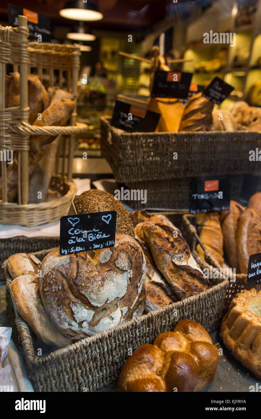Un assortimento di pane nel forno a Strasburgo, Francia Foto Stock