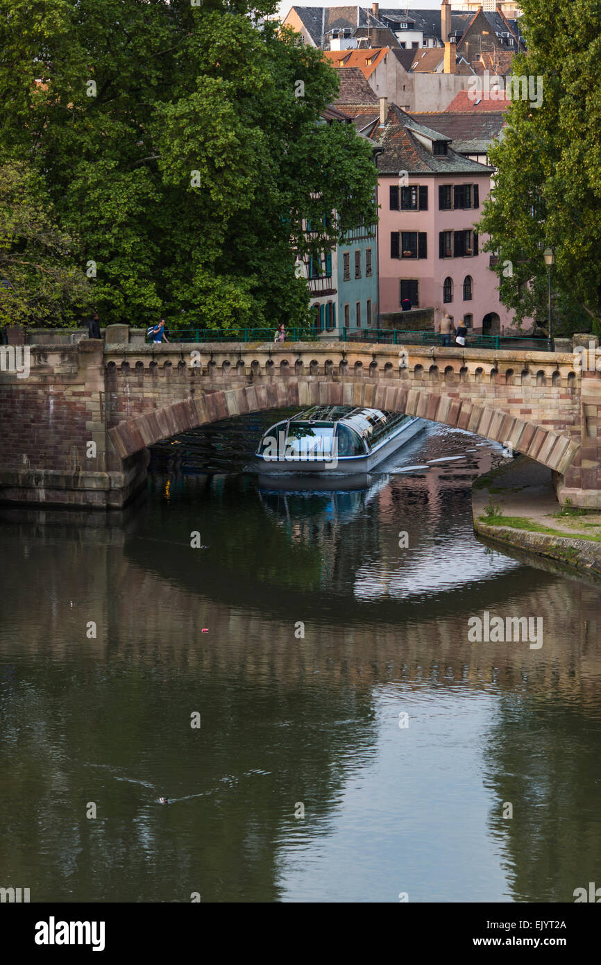 Giro sul fiume in barca sotto il ponte, Strasburgo, Francia Foto Stock