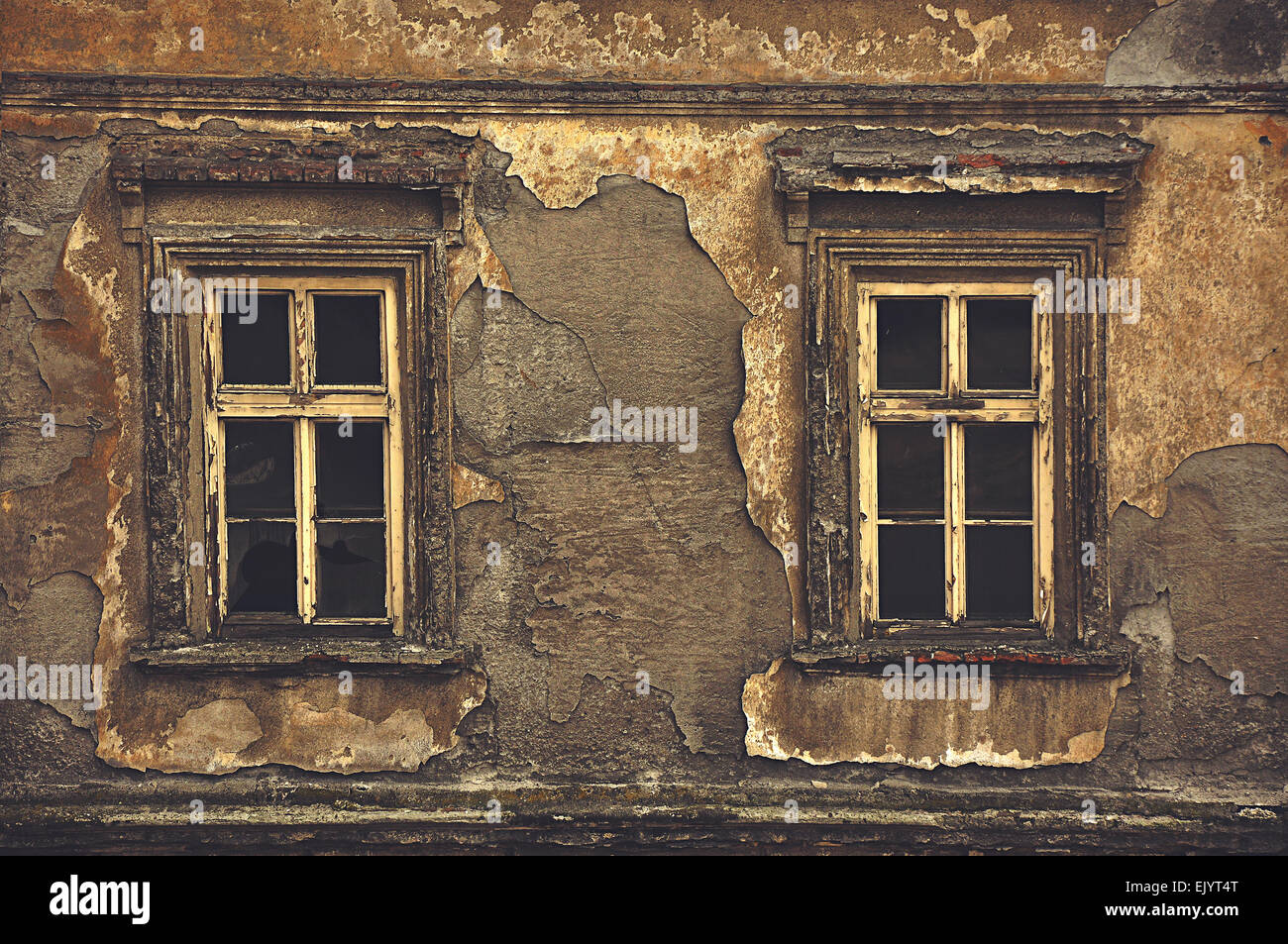 Il vecchio obsoleto Windows su rovinato l'esterno della casa decaduta a parete, tonica immagine. Foto Stock