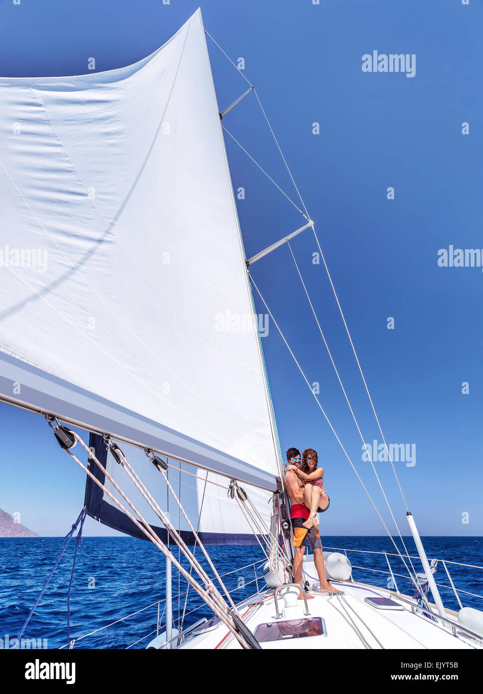 Allegro gioioso matura divertirsi sulla barca a vela, godendo della meravigliosa avventura estiva, luna di miele in crociera sul mare, di amore e di felicità Foto Stock