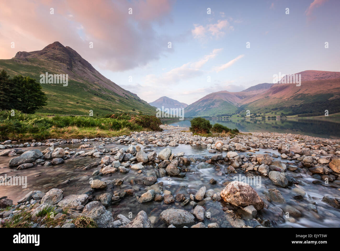 In piedi sulle rive di Wastwater, il lago più profondo nel distretto del lago. Foto Stock