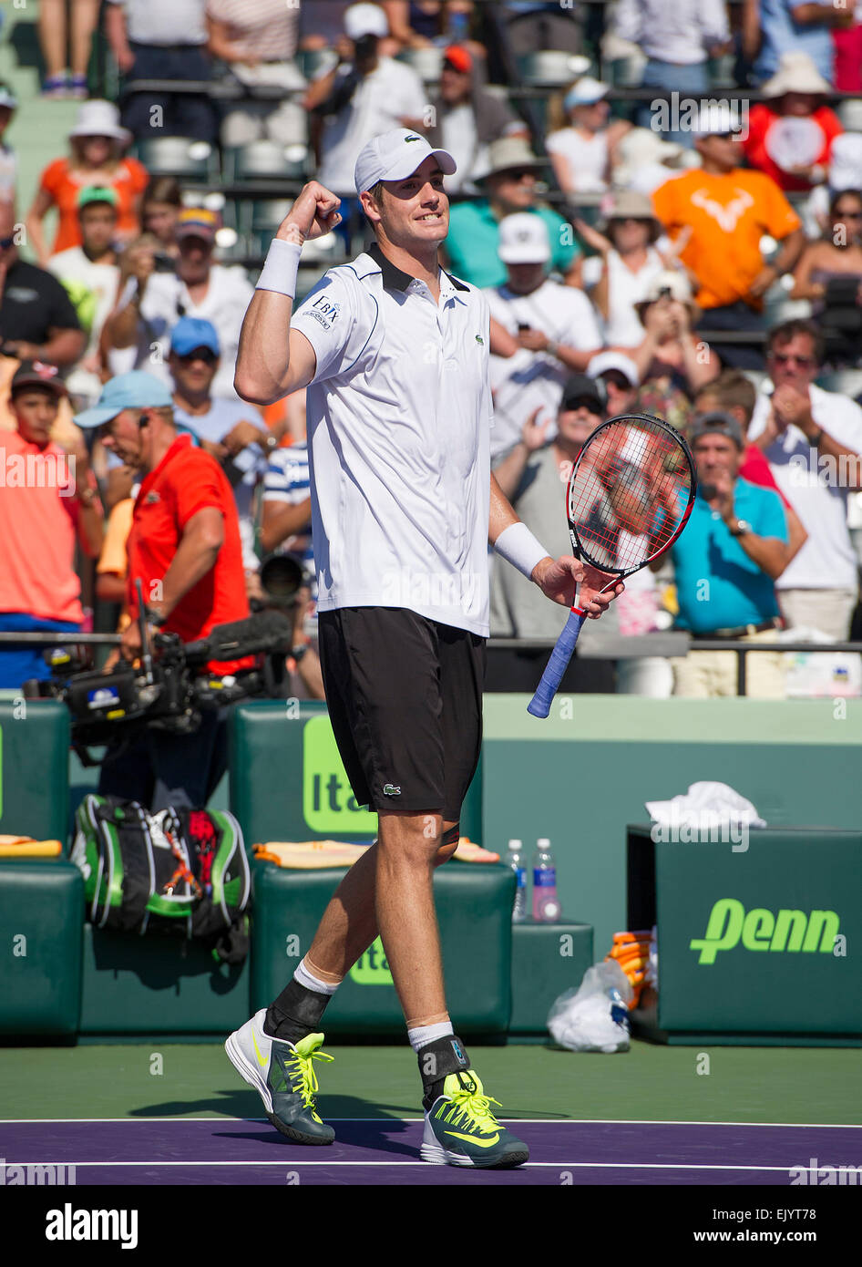 Key Biscayne, Florida, Stati Uniti d'America. 02Apr, 2015. John Isner (USA) in azione come Egli sconfigge Kei Nishikori (JPN) 6-4 6-3 al 2015 Miami apre al Crandon Centro Tennis di Key Biscayne Florida. Credito: Azione Sport Plus/Alamy Live News Foto Stock