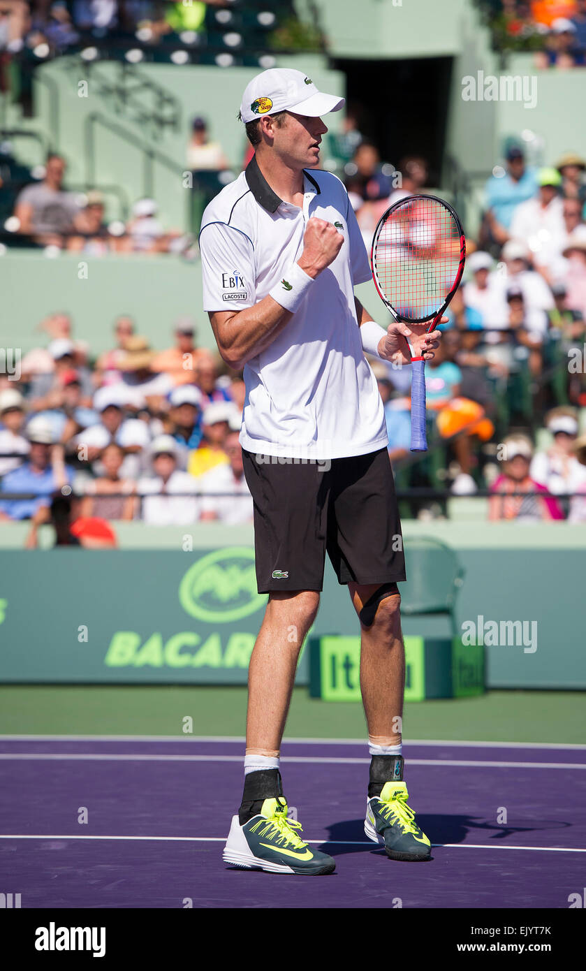 Key Biscayne, Florida, Stati Uniti d'America. 02Apr, 2015. John Isner (USA) in azione come Egli sconfigge Kei Nishikori (JPN) 6-4 6-3 al 2015 Miami apre al Crandon Centro Tennis di Key Biscayne Florida. Credito: Azione Sport Plus/Alamy Live News Foto Stock