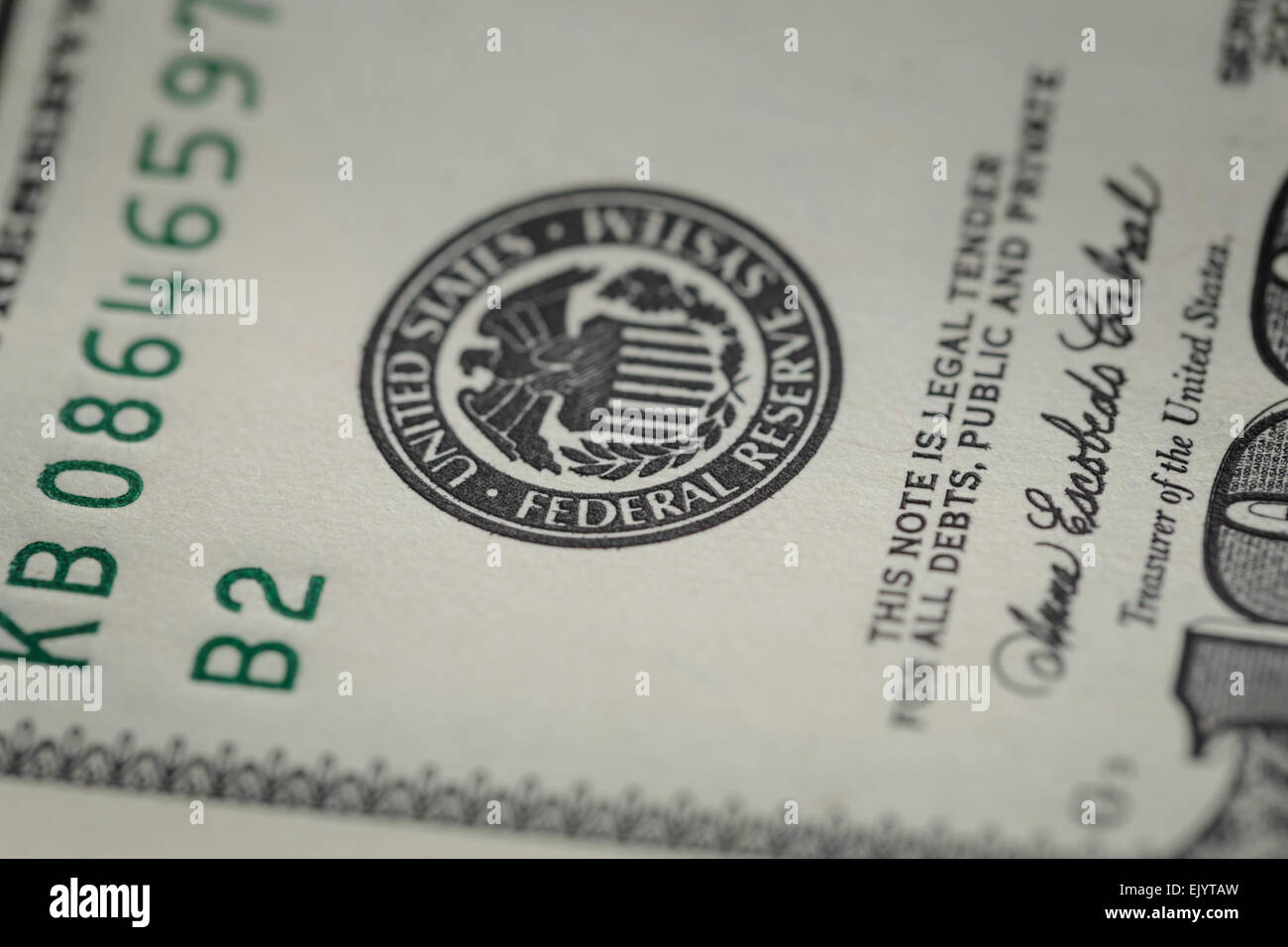 Foto macro della Federal Reserve system simbolo su centinaia di dollari Foto Stock