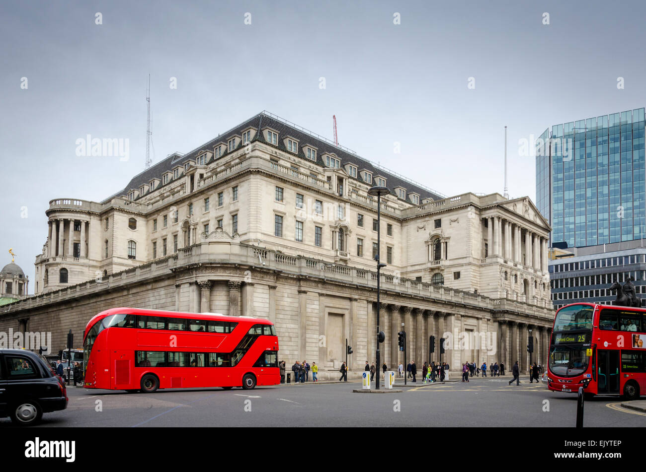 Red London bus di fronte alla Bank of England edificio, Threadneedle Street, City of London, Regno Unito Foto Stock