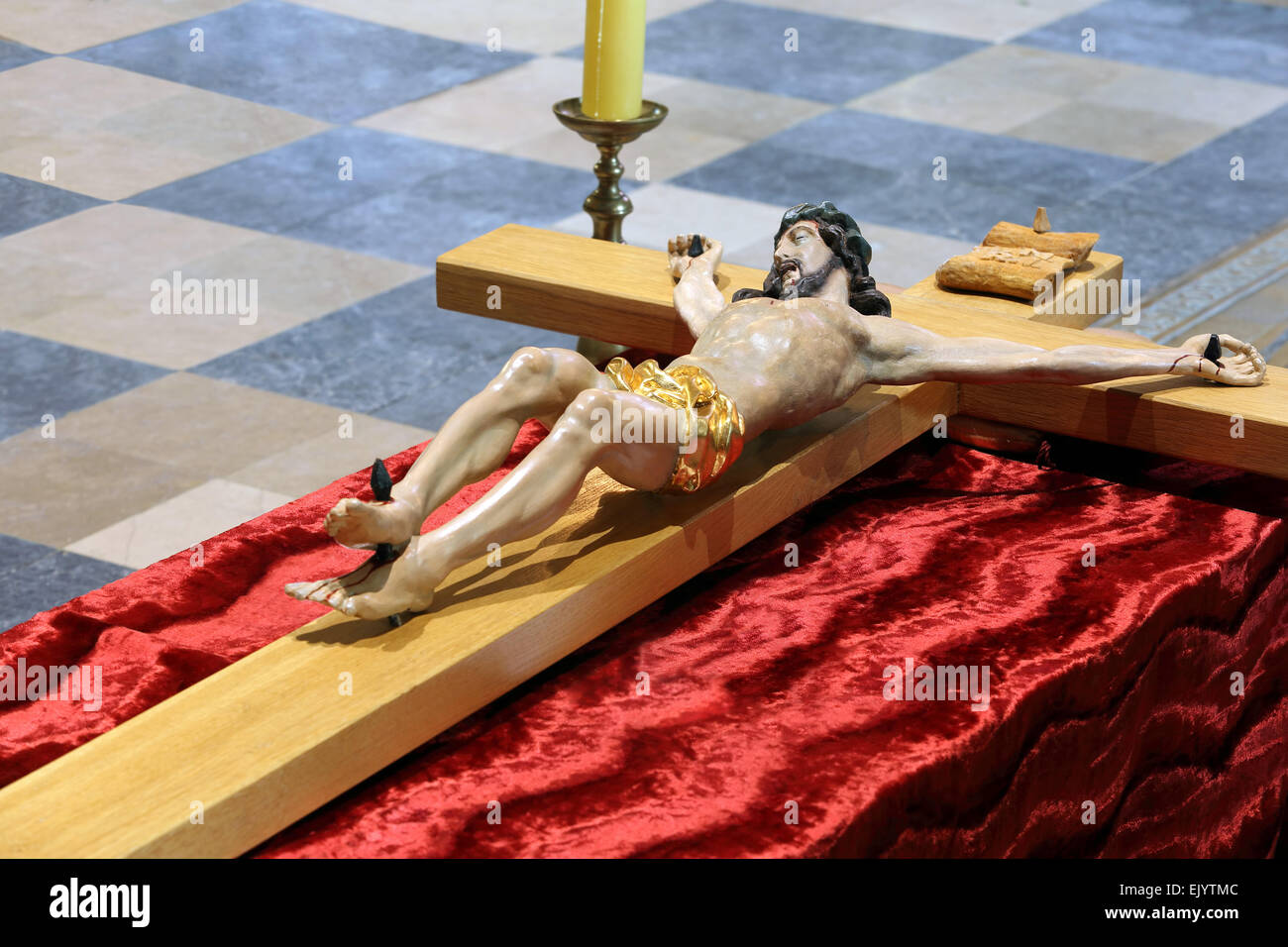 Figura in legno di Gesù crocifisso, nella chiesa durante il Triduo pasquale la Pasqua Foto Stock