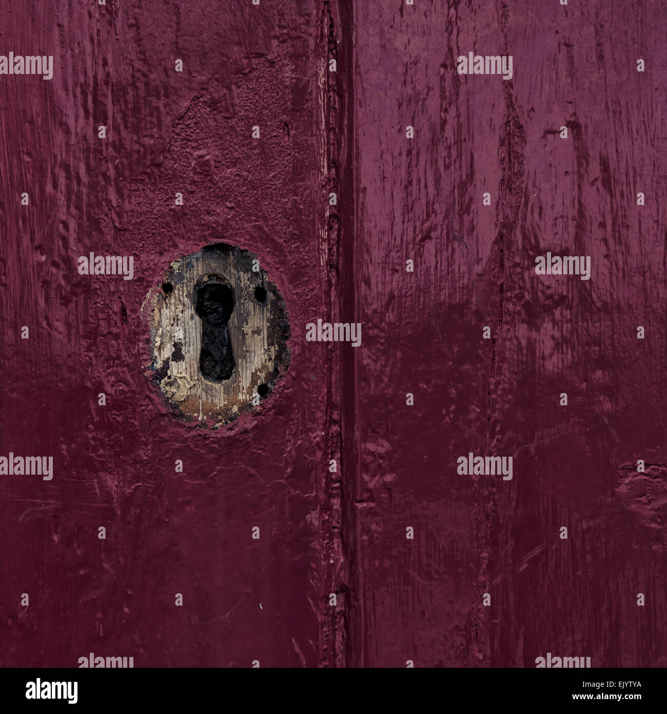 Un foro di serratura in una vecchia porta di legno Foto Stock