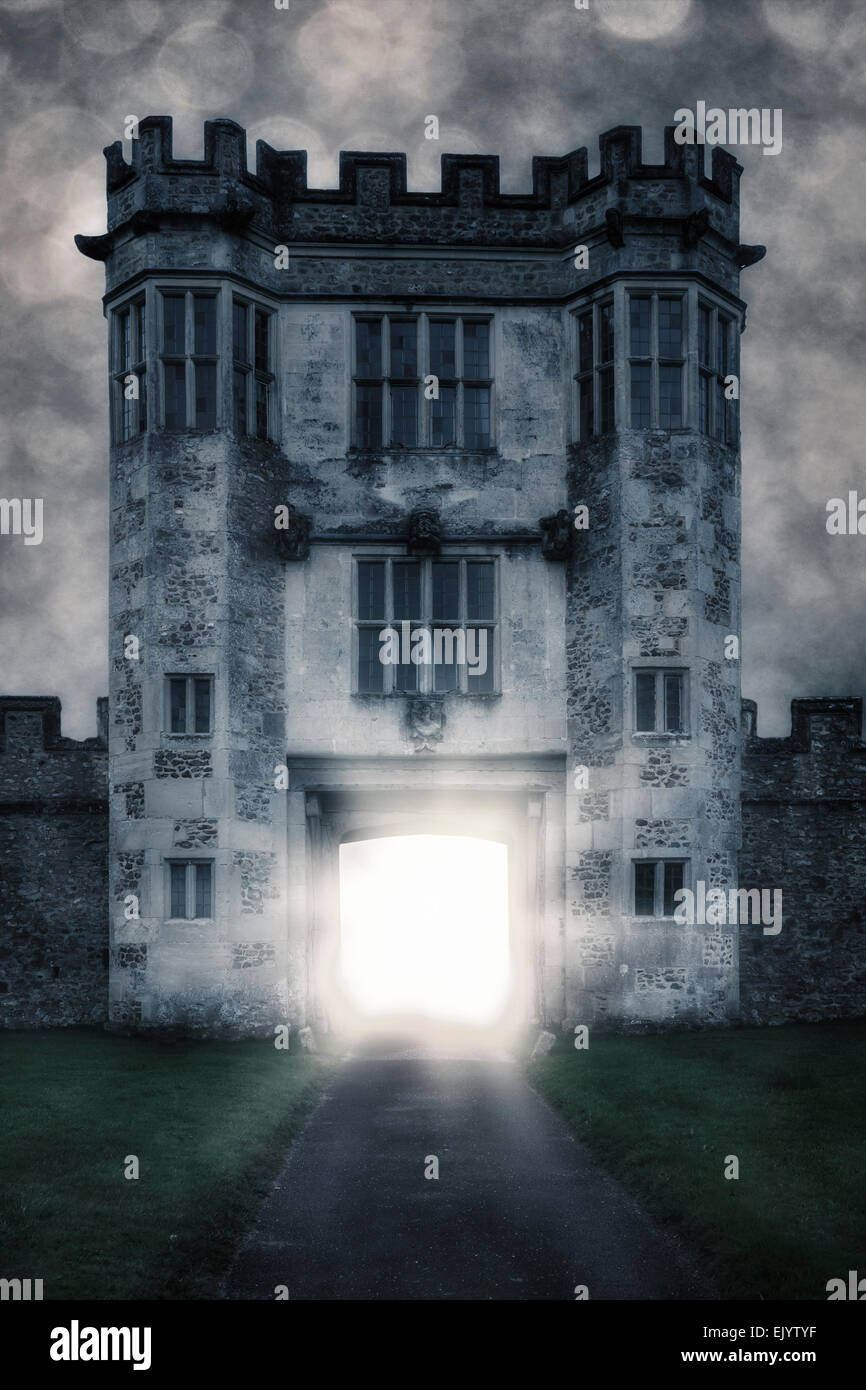 Un cancello in un castello con la misteriosa luce Foto Stock