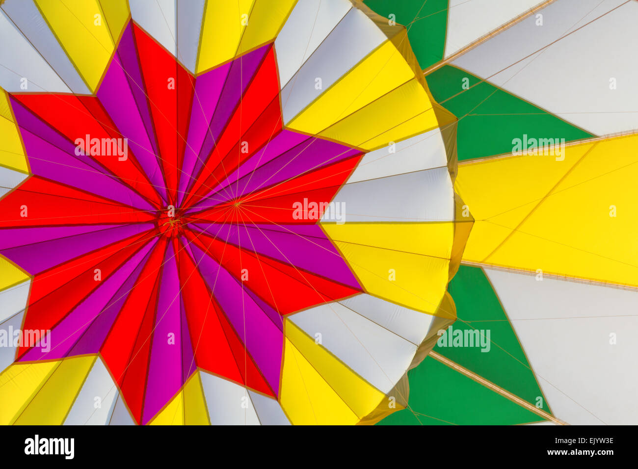 Una fotografia scattata da dentro una mongolfiera mostra i colori vivaci e i modelli del suo design. Foto Stock