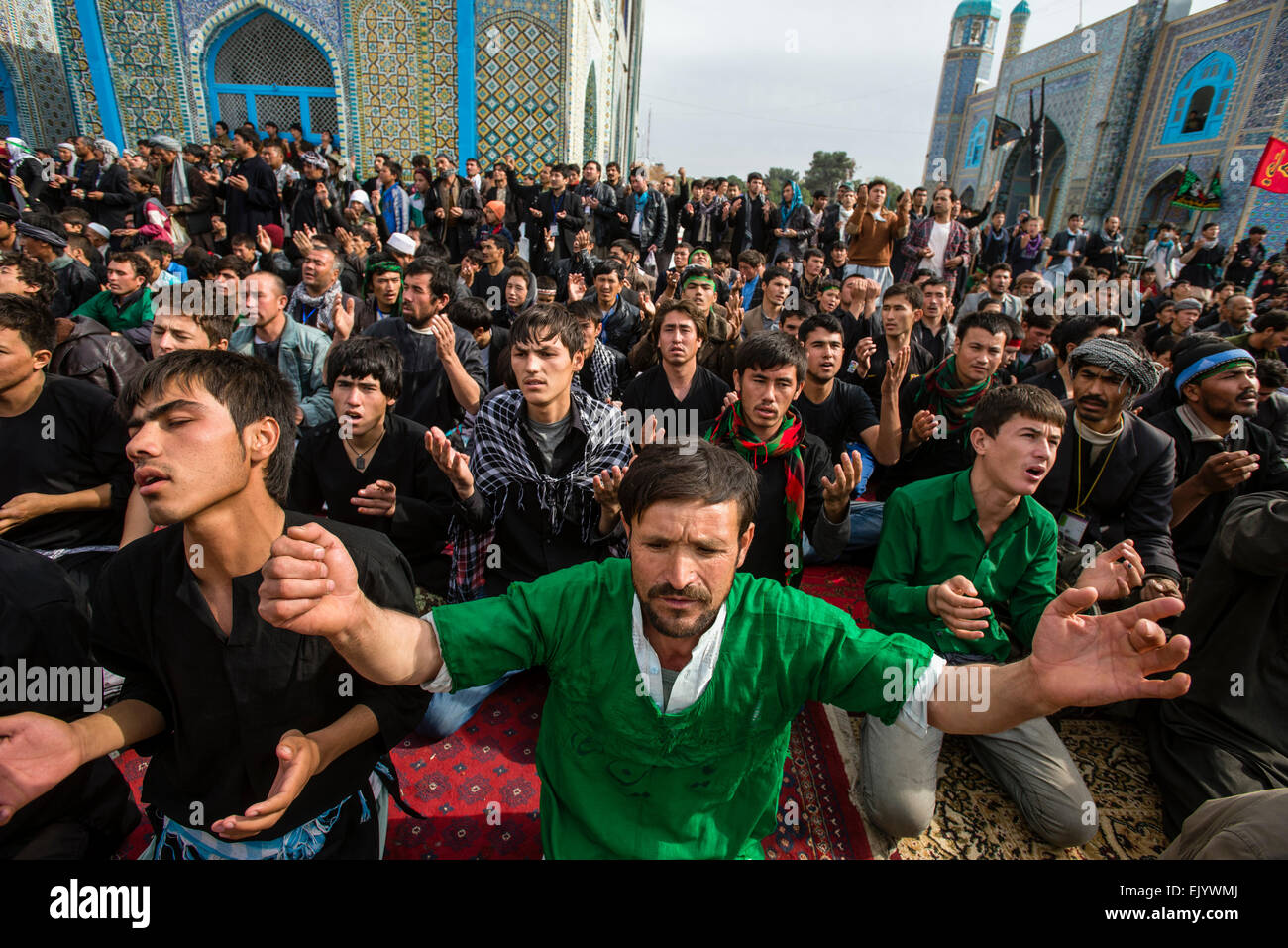 I musulmani sciiti ascoltando il sermone festosa e battere se stessi di fronte al mausoleo del Santuario di Ali nel giorno di Ashura, decimo giorno di Muharram e commemorazione di Husayn ibn ali della morte, Mazar-i Sharif, Afghanistan Foto Stock
