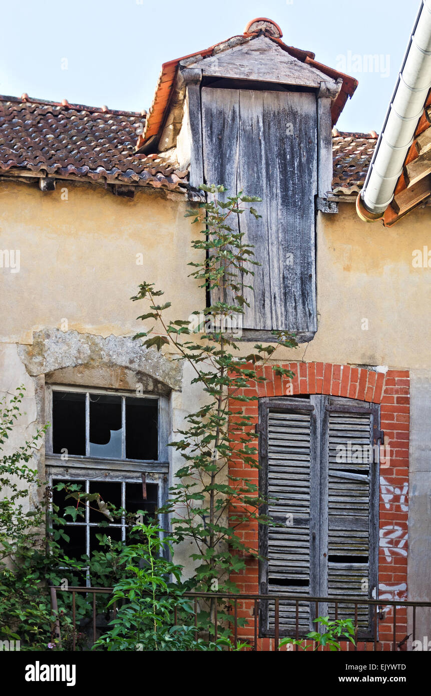 Vetri rotti in una casa abbandonata, a Santenay, Côte-dOr, Francia Foto Stock