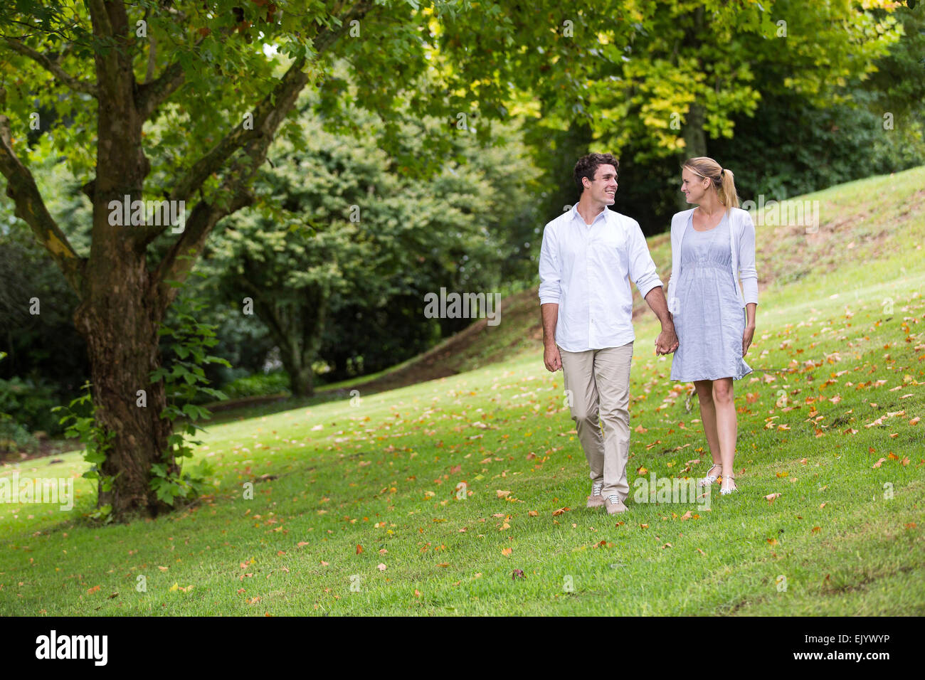 Bella coppia Giovane passeggiate al parco Foto Stock