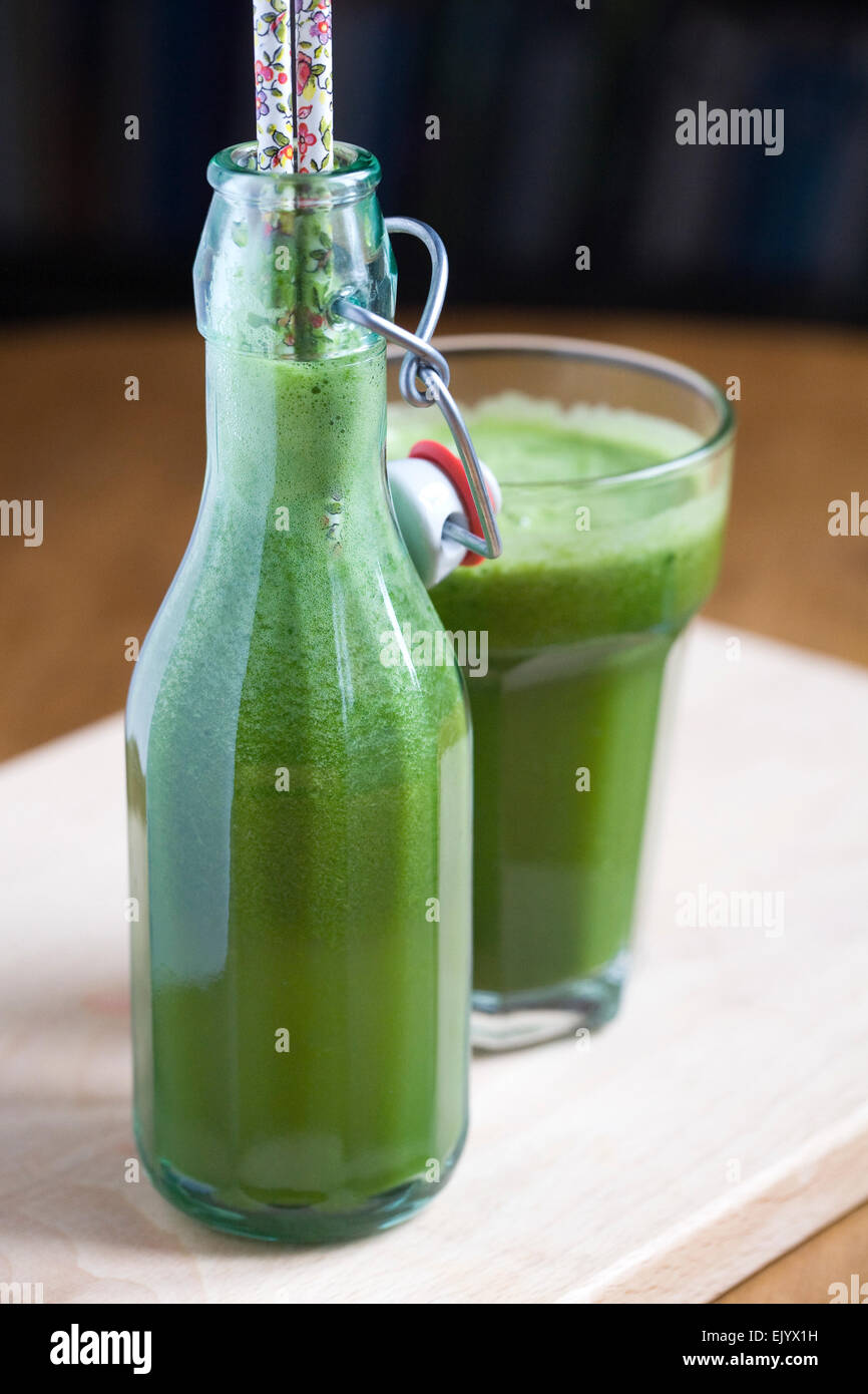 In casa succo verde in una bottiglia di vetro. Foto Stock