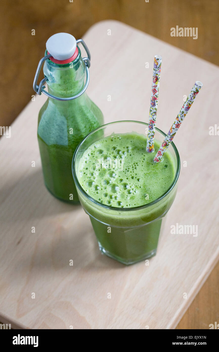 In casa succo verde in un bicchiere. Foto Stock