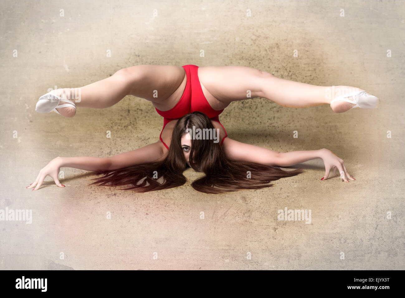 Giovani femmine contortionist, su sfondo grunge Foto Stock