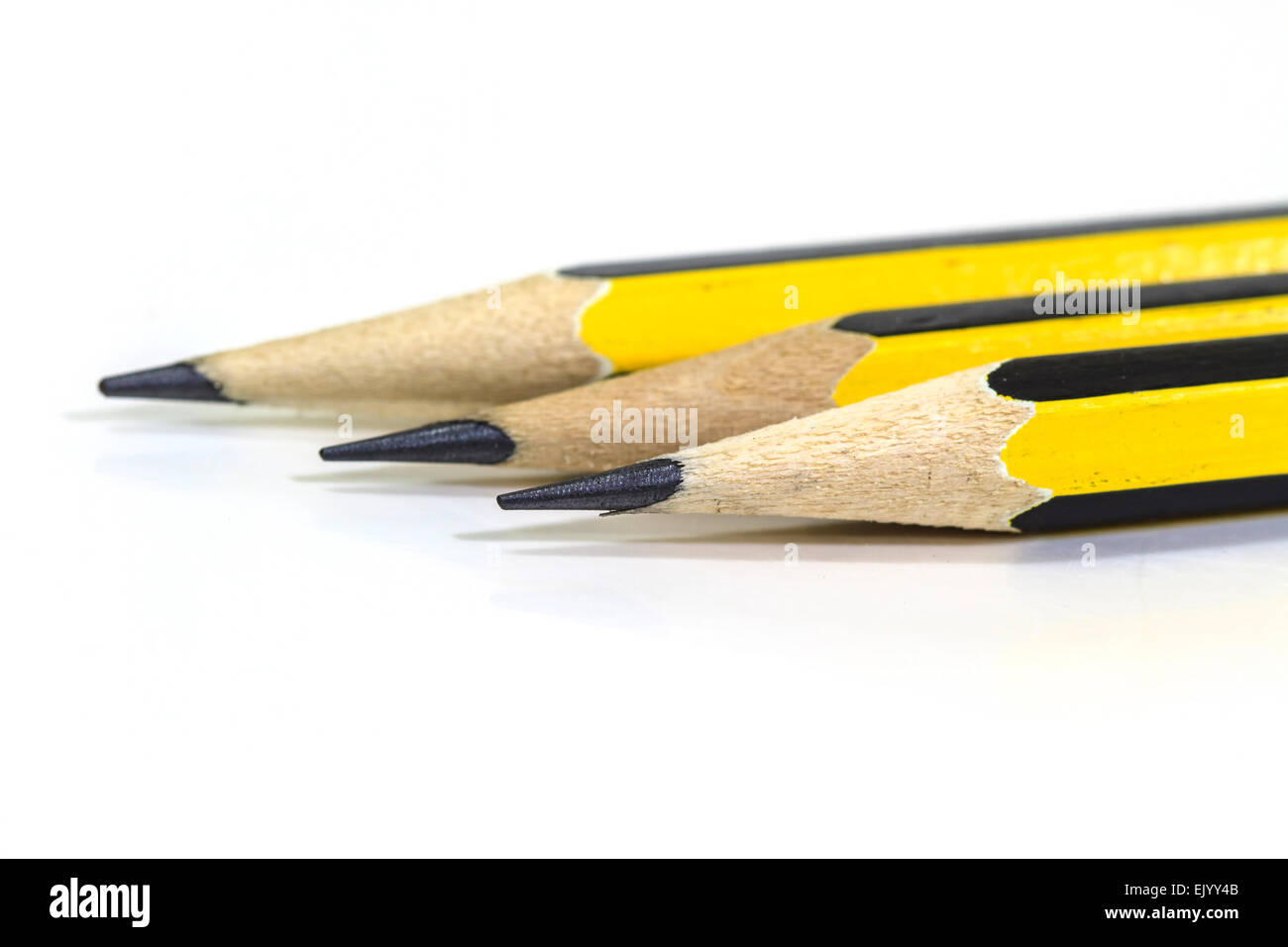 Matita di legno su uno sfondo bianco close up Foto Stock