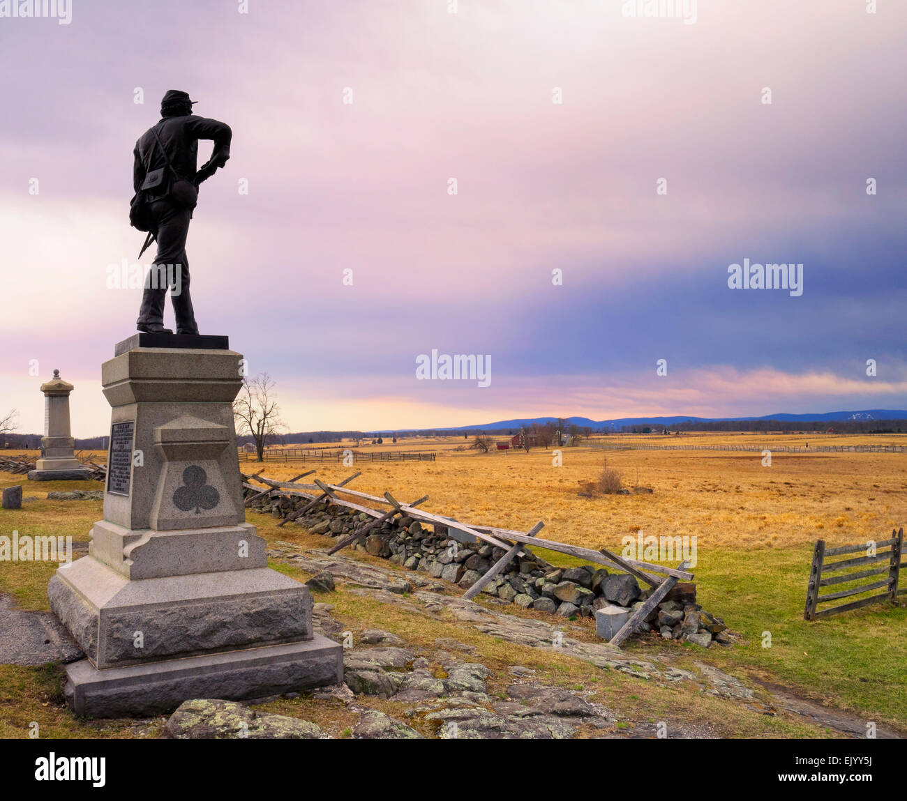 Un monumento civile dei veterani di guerra del 111New York fanteria, Parco Militare Nazionale di Gettysburg Gettysburg in Pennsylvania stormy purpureo tramonto aggiungere l'info Foto Stock