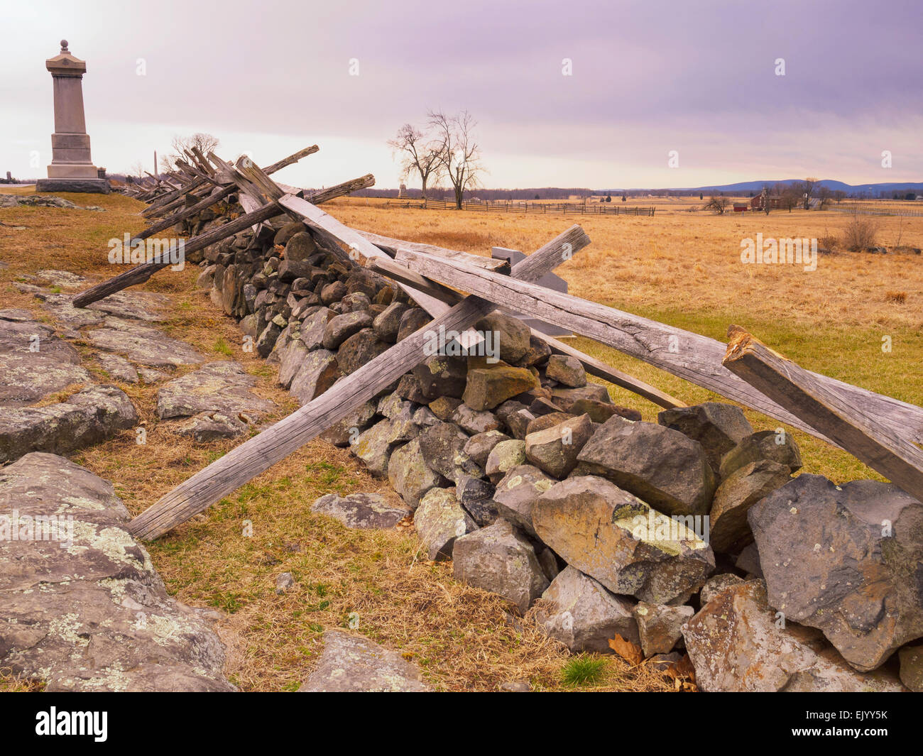Monumento recinti e campi di battaglia nei pressi di Brians Farm, Gettysburg National Military Park, Gettysburg, Pennsylvania. Viola moody cielo tempestoso tardo inverno Foto Stock