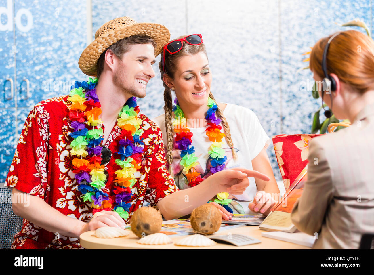 Buon servizio in agenzia di viaggio - uomo e donna la prenotazione di una vacanza in spiaggia Foto Stock