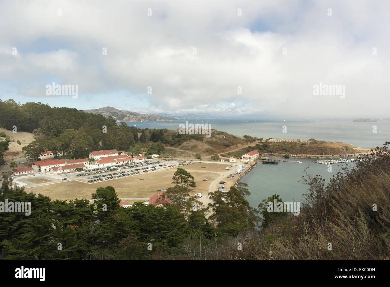 Sunny View alberi al di sopra di Fort Baker per batterie costiere e la baia di San Francisco nebbia da Golden Gate il punto di vista di San Francisco Foto Stock