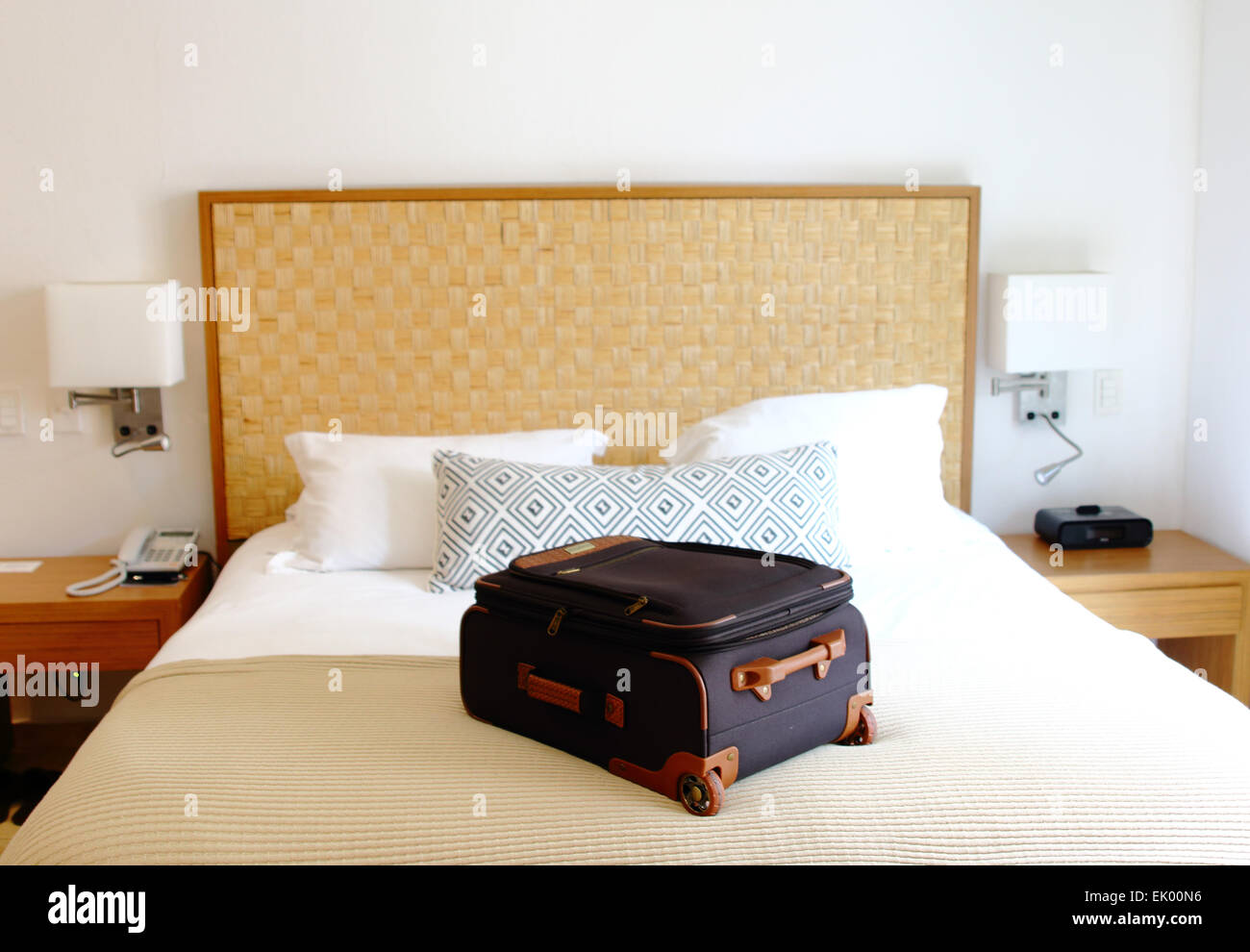 La valigia sul letto all'interno di una camera di albergo. concetto di  viaggio Foto stock - Alamy