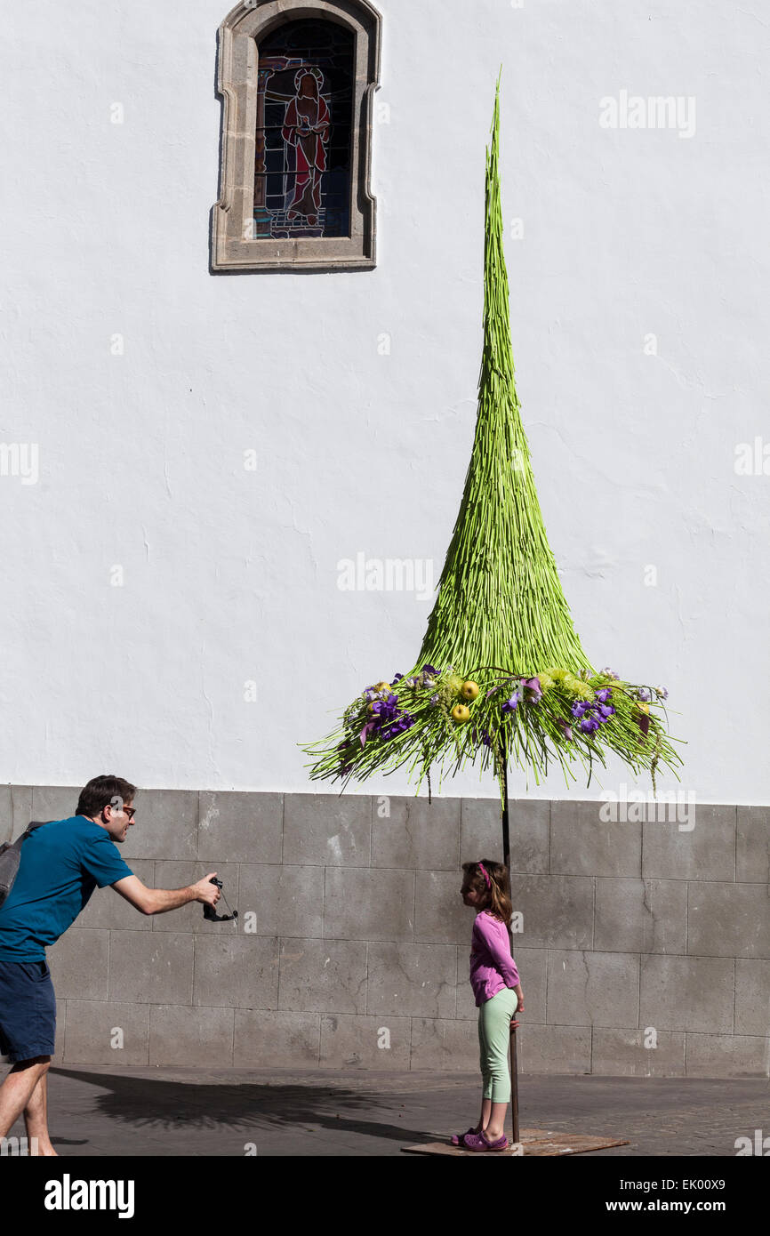 Ispirato da scene della Passione di Cristo di vari artisti, fiorai e giardinieri creare grandi composizioni di formato per le strade della città vecchia di Guia de Isora, Tenerife. Quest anno segna la settima edizione di questo esclusivo display in Spagna. Foto Stock