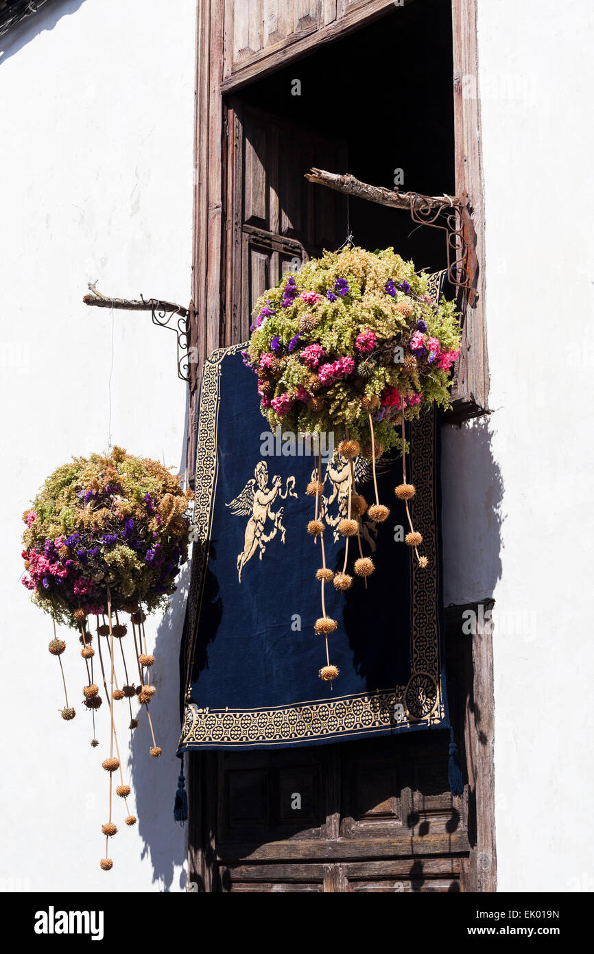 Ispirato da scene della Passione di Cristo di vari artisti, fiorai e giardinieri creare grandi composizioni di formato per le strade della città vecchia di Guia de Isora, Tenerife. Quest anno segna la settima edizione di questo esclusivo display in Spagna. Foto Stock