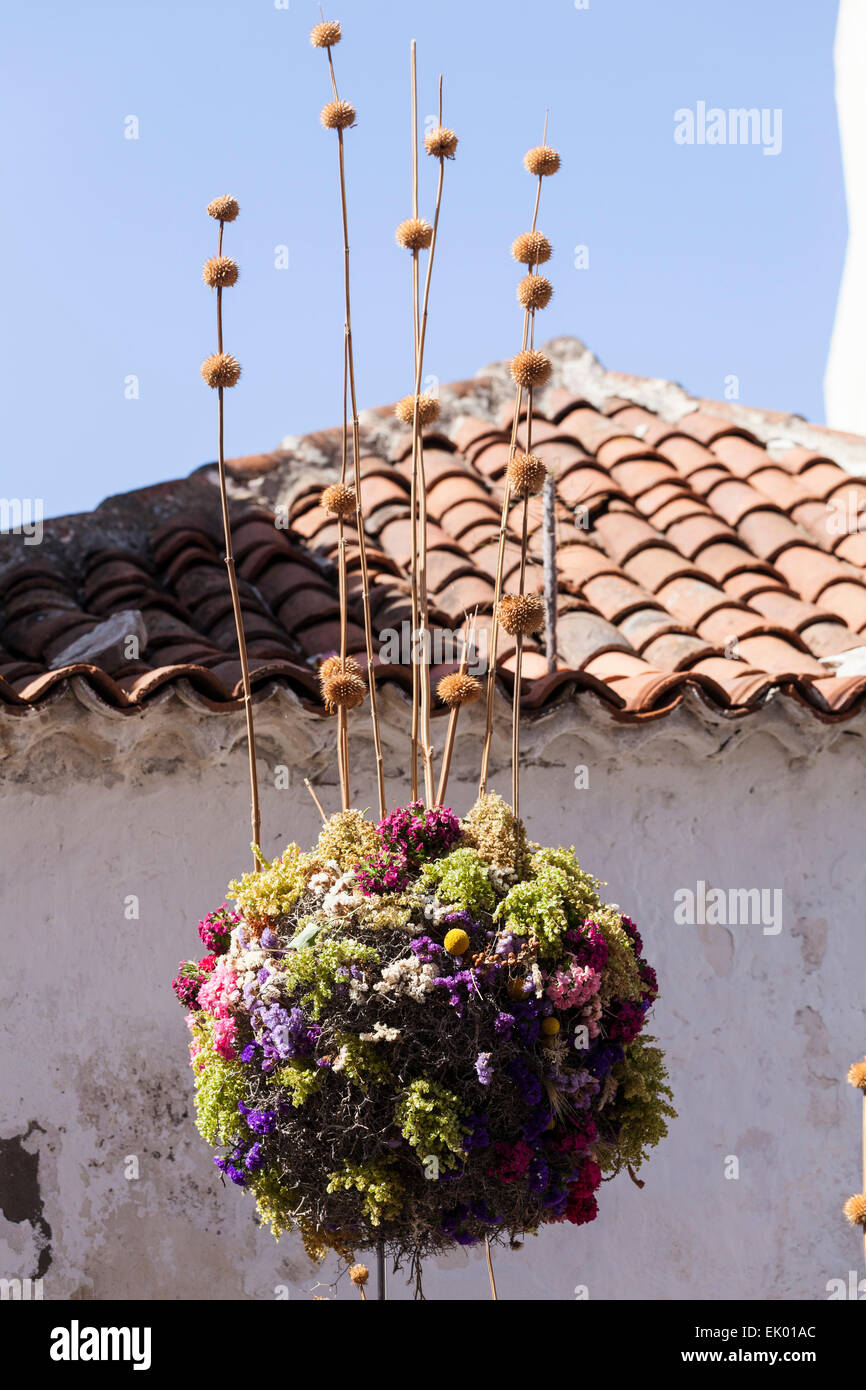 Ispirato da scene della Passione di Cristo di vari artisti, fiorai e giardinieri creare grandi composizioni di formato per le strade della città vecchia di Guia de Isora, Tenerife. Quest anno segna la settima edizione di questo esclusivo display in Spagna. Foto Stock
